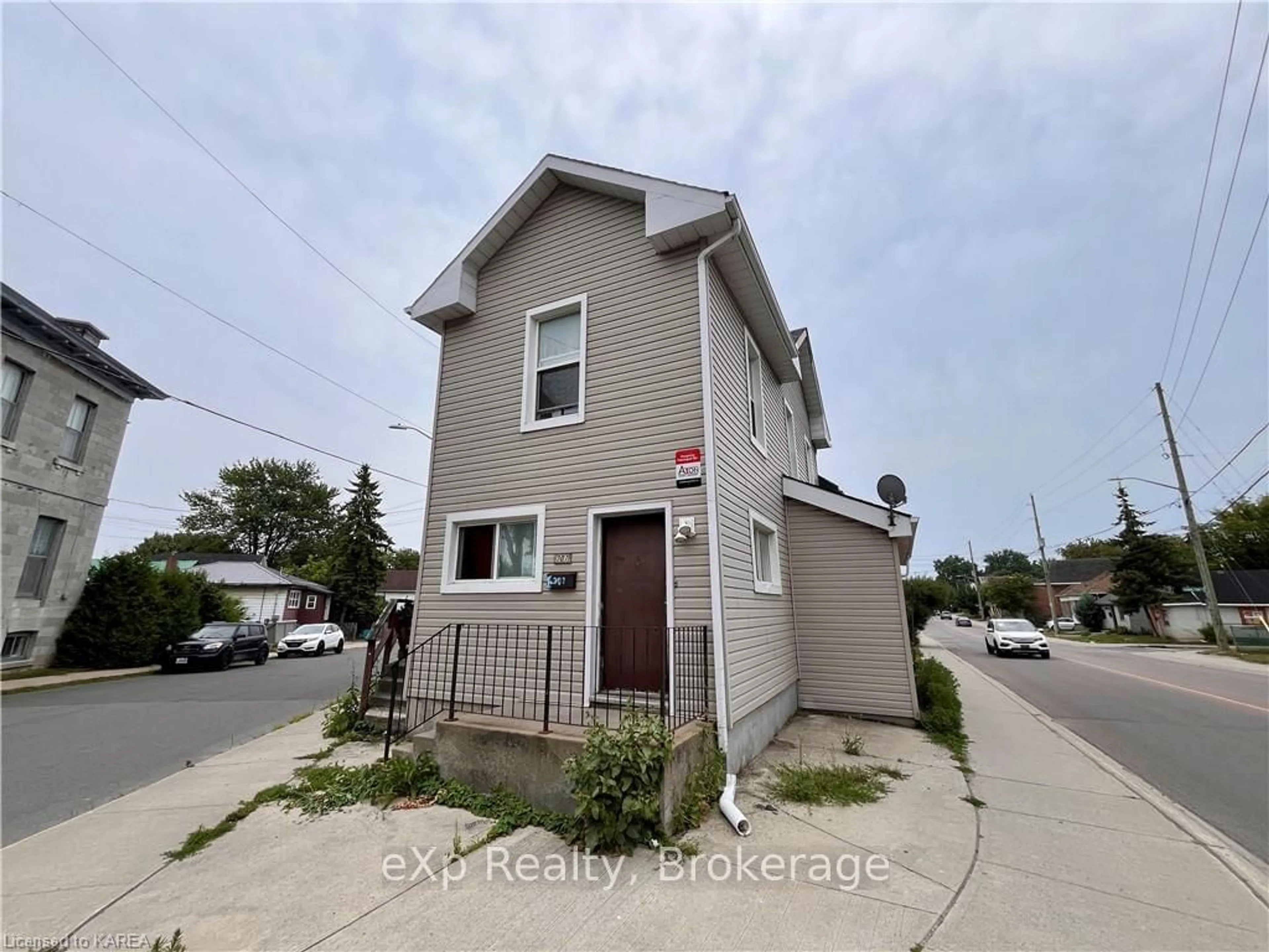 A pic from exterior of the house or condo, the street view for 307 DIVISION St, Kingston Ontario K7K 3Z7