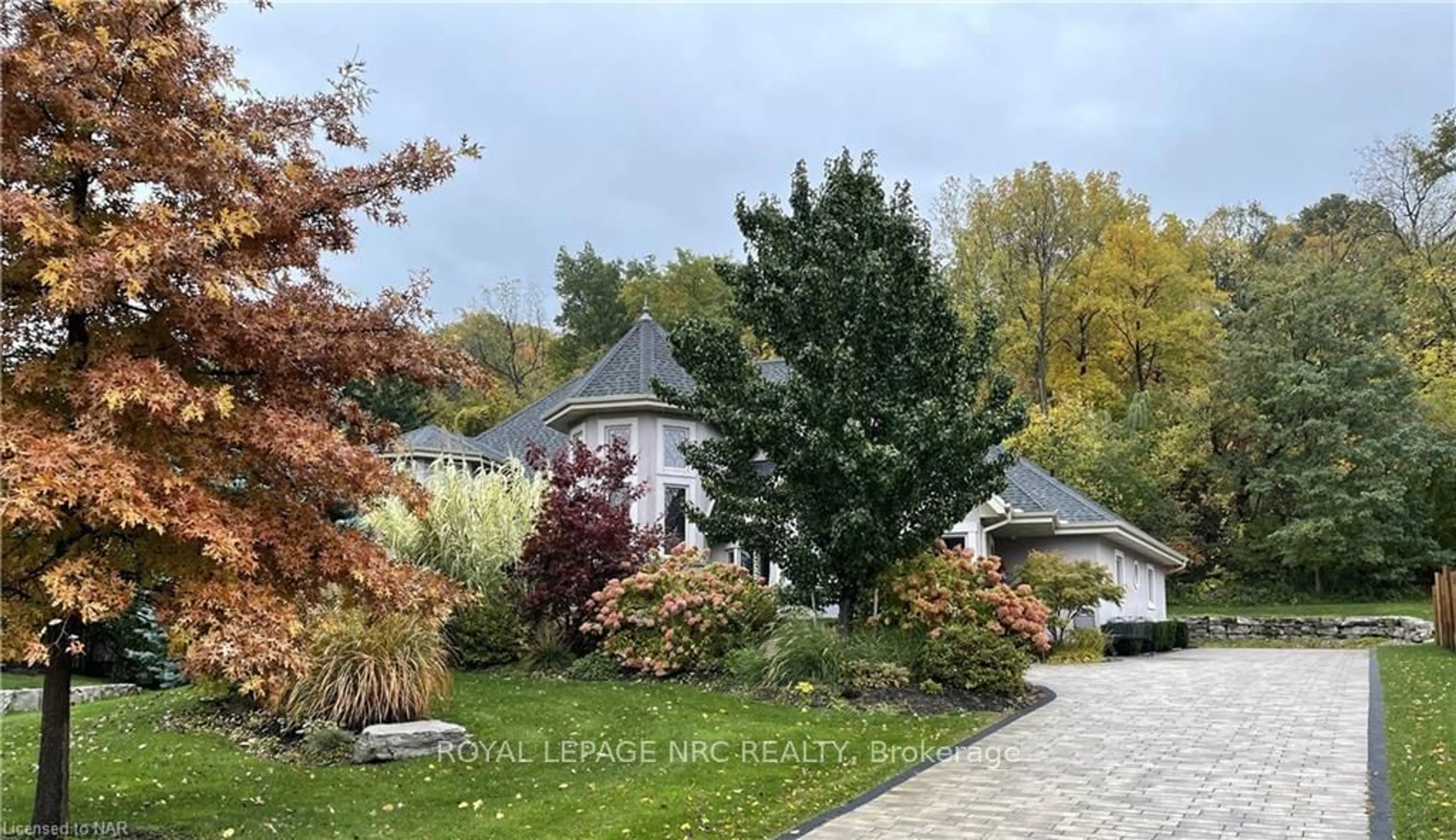 Frontside or backside of a home, the street view for 8 DAVID LOWREY Crt, Niagara-on-the-Lake Ontario L0S 1J1