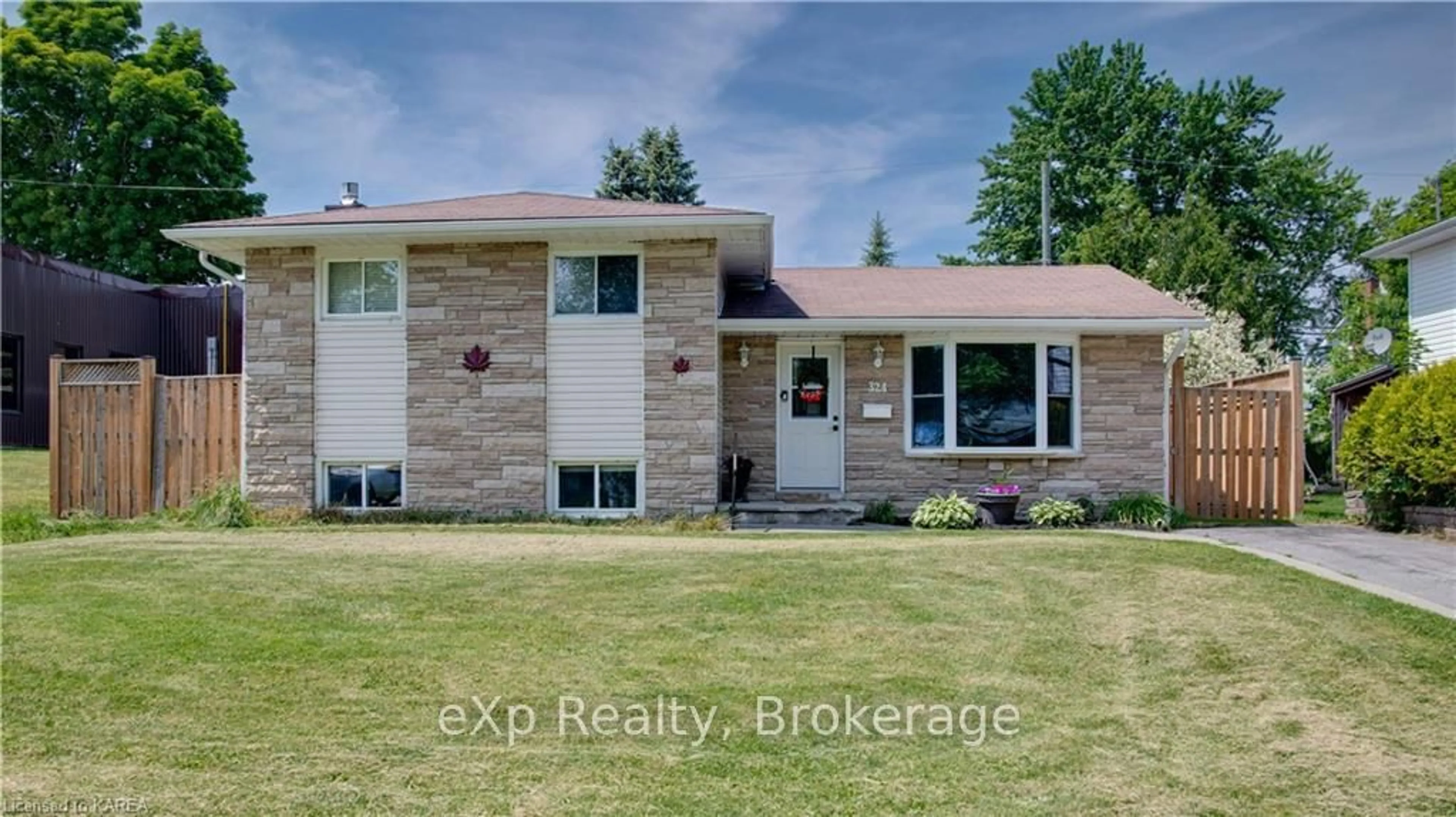 Frontside or backside of a home, the street view for 324 ARTHUR St, Gananoque Ontario K7G 1B4