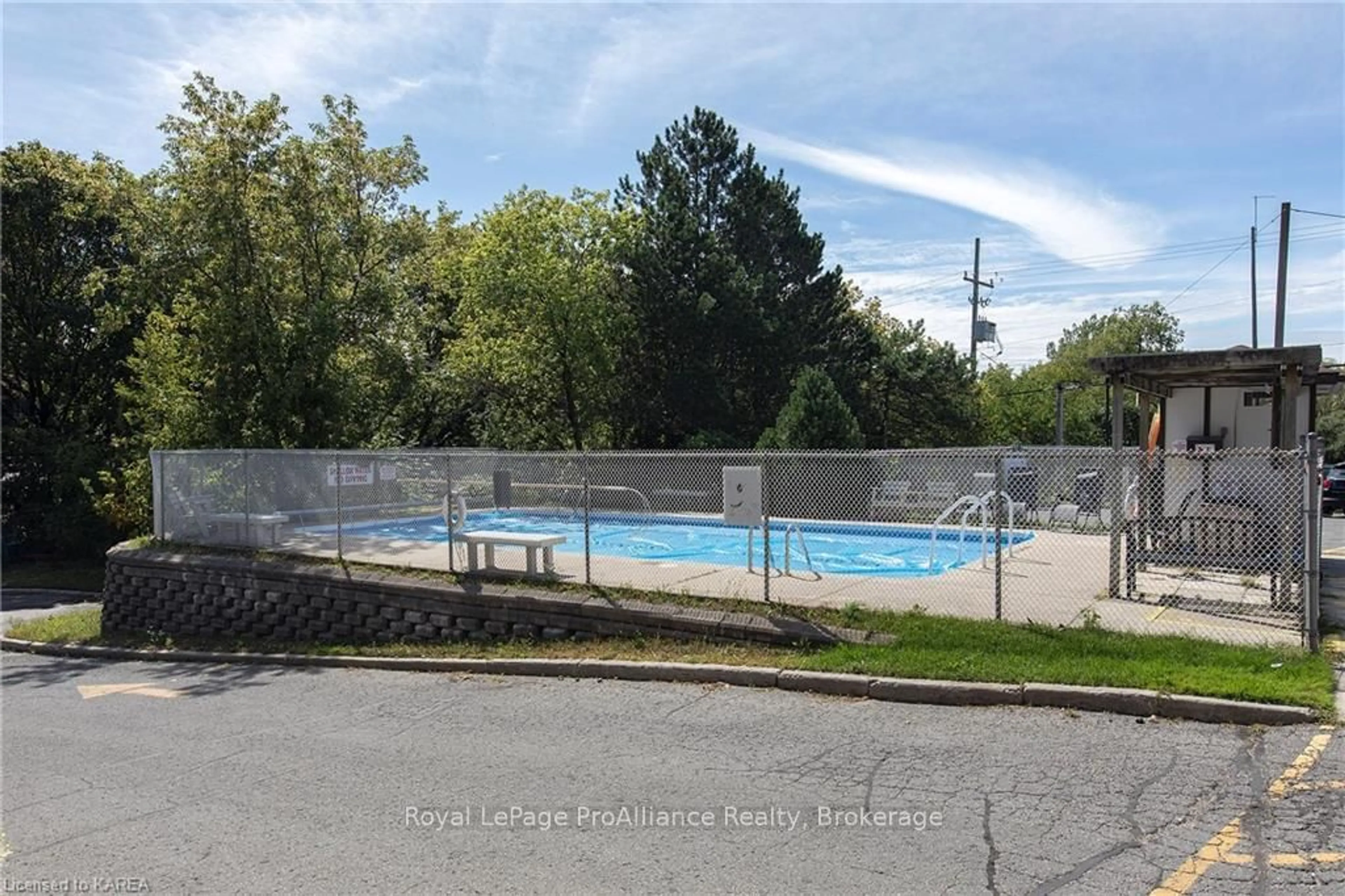 Indoor or outdoor pool for 14 GREENVIEW Dr #605, Kingston Ontario K7M 7T5