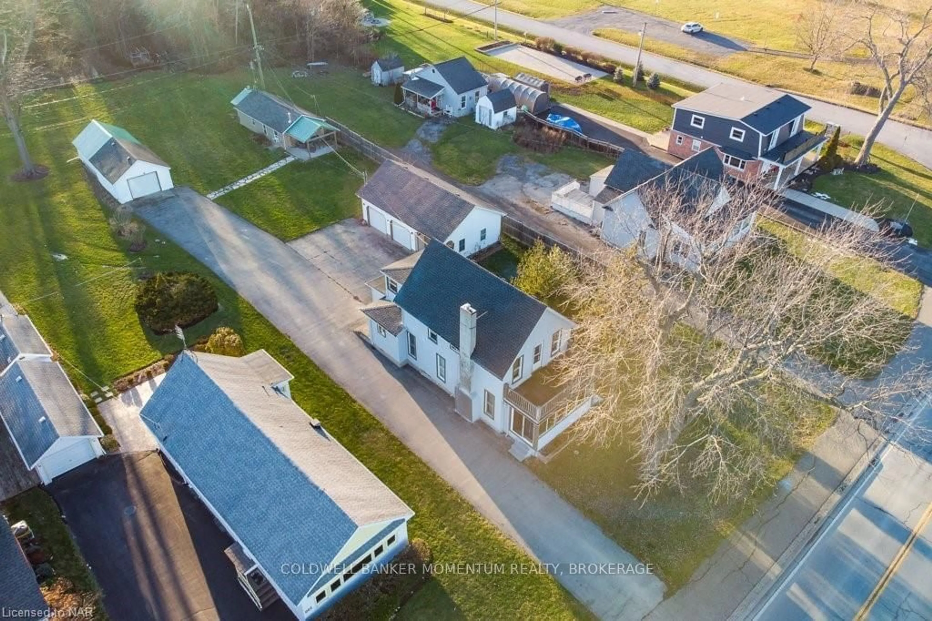 Frontside or backside of a home, the street view for 967 NIAGARA Pkwy, Fort Erie Ontario L2A 5M4