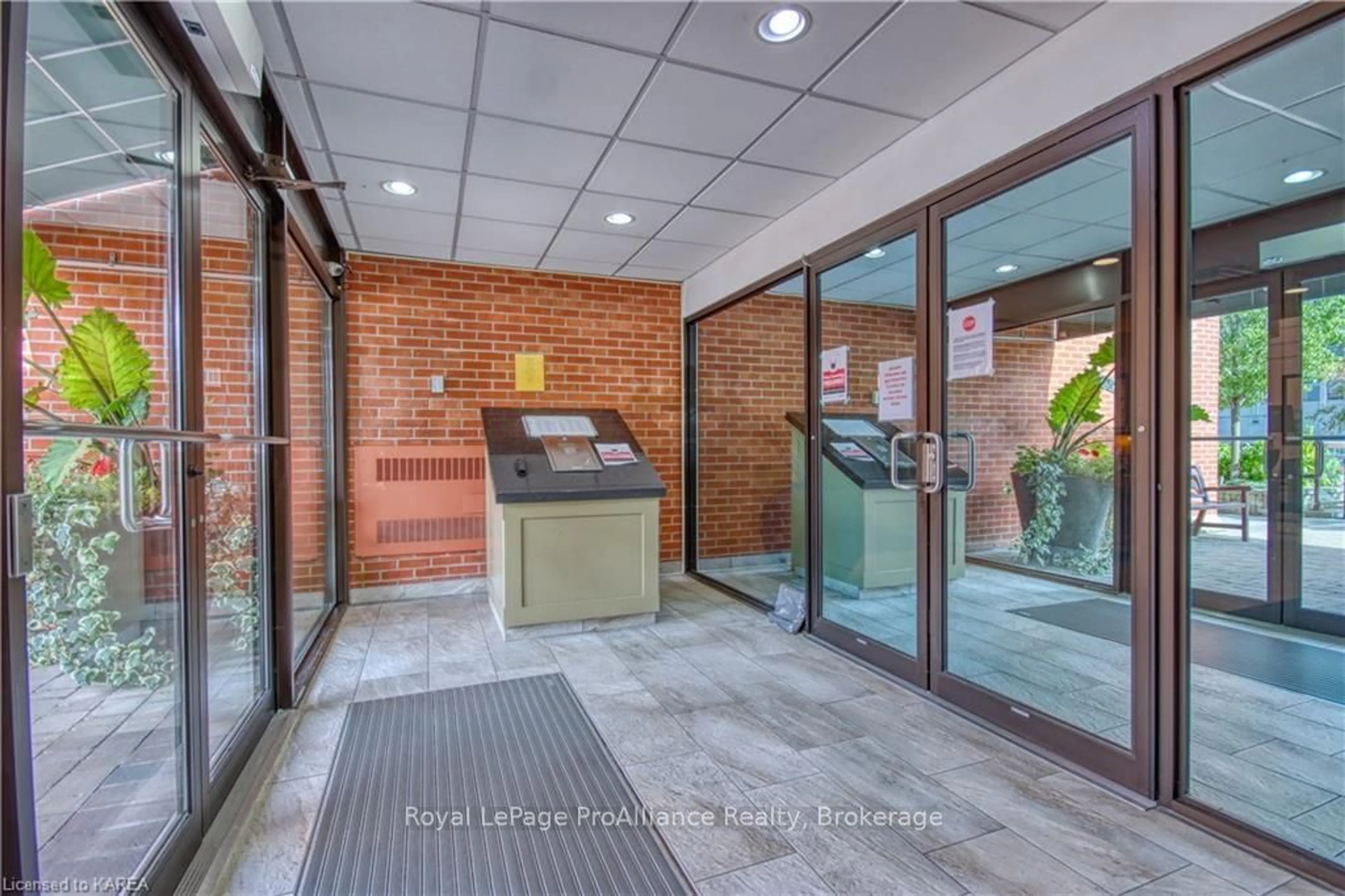 Indoor foyer, ceramic floors for 165 ONTARIO St #702, Kingston Ontario K7L 2Y6