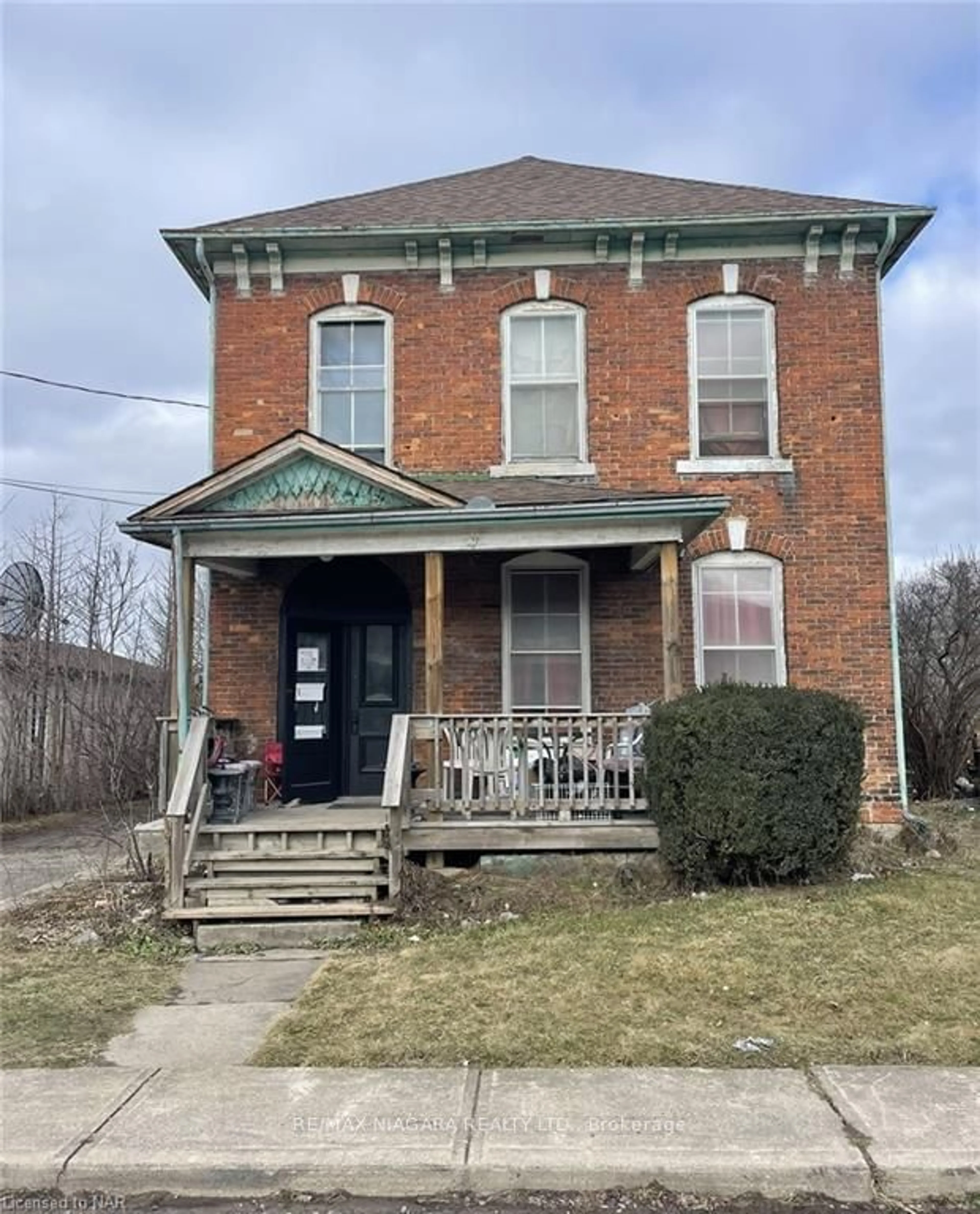 Frontside or backside of a home, the front or back of building for 49 TURNER Cres, St. Catharines Ontario L2P 2H8