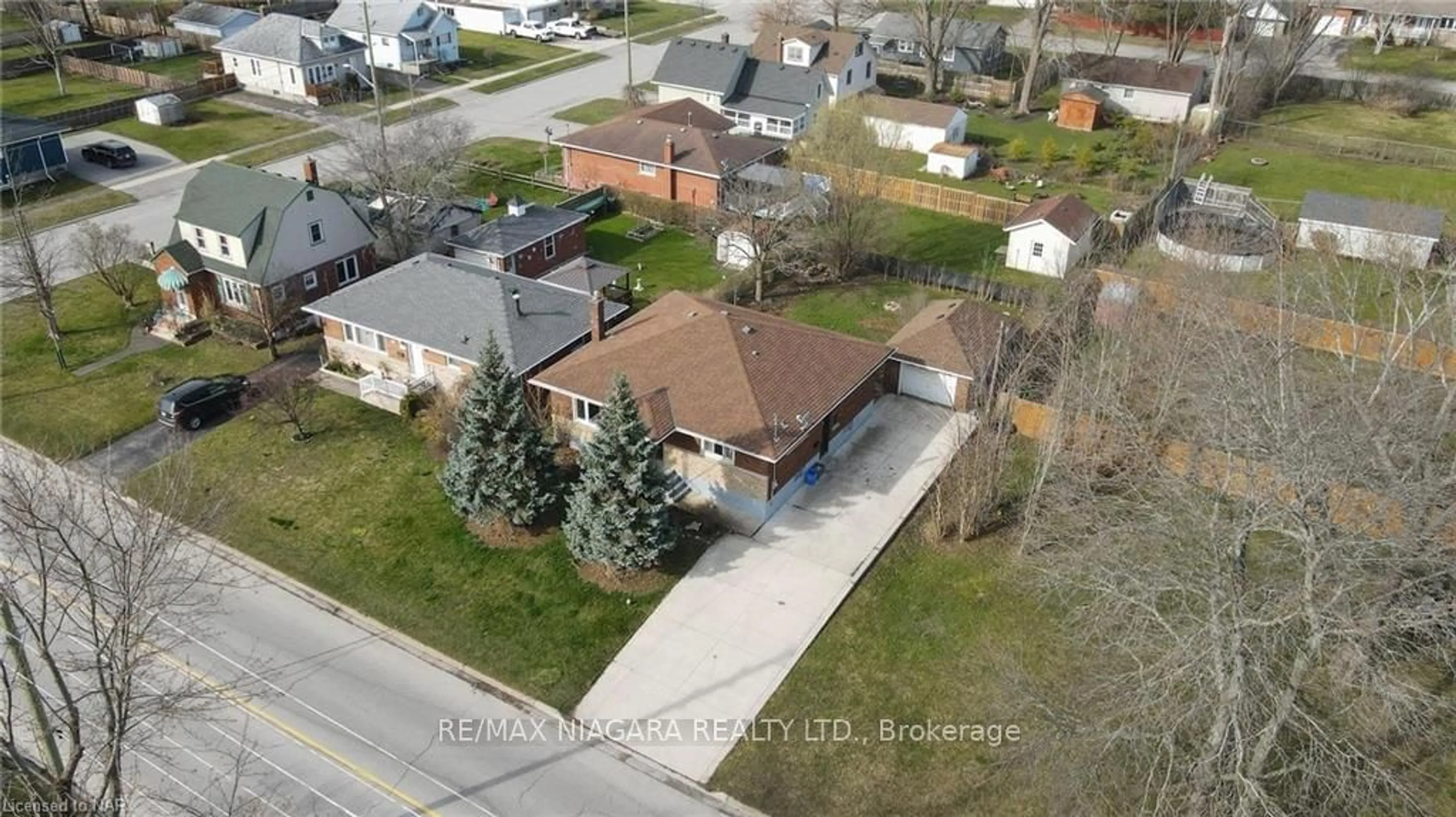 Frontside or backside of a home, the street view for 219 CENTRAL Ave, Fort Erie Ontario L2A 3S9