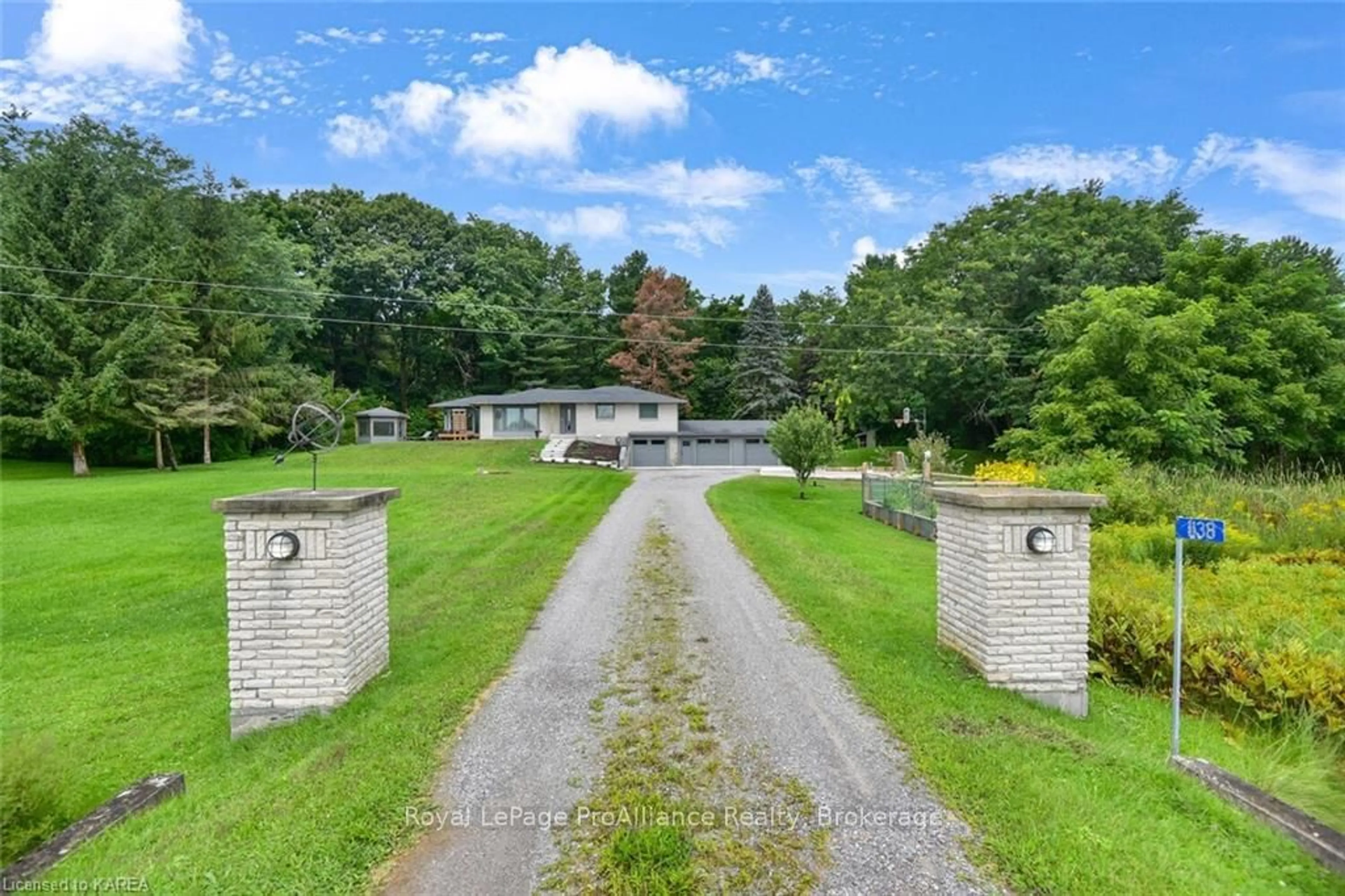 Patio, cottage for 1138 1000ISLANDS Pkwy, Front of Yonge Ontario K0E 1R0