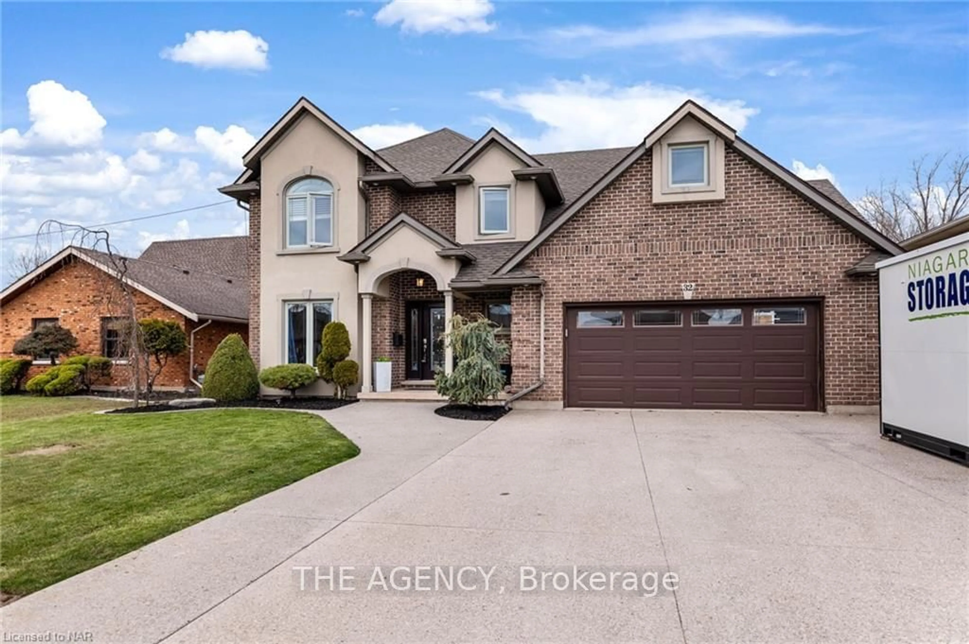 Frontside or backside of a home, the street view for 32 GLENWOOD Pkwy, Welland Ontario L3B 5M6