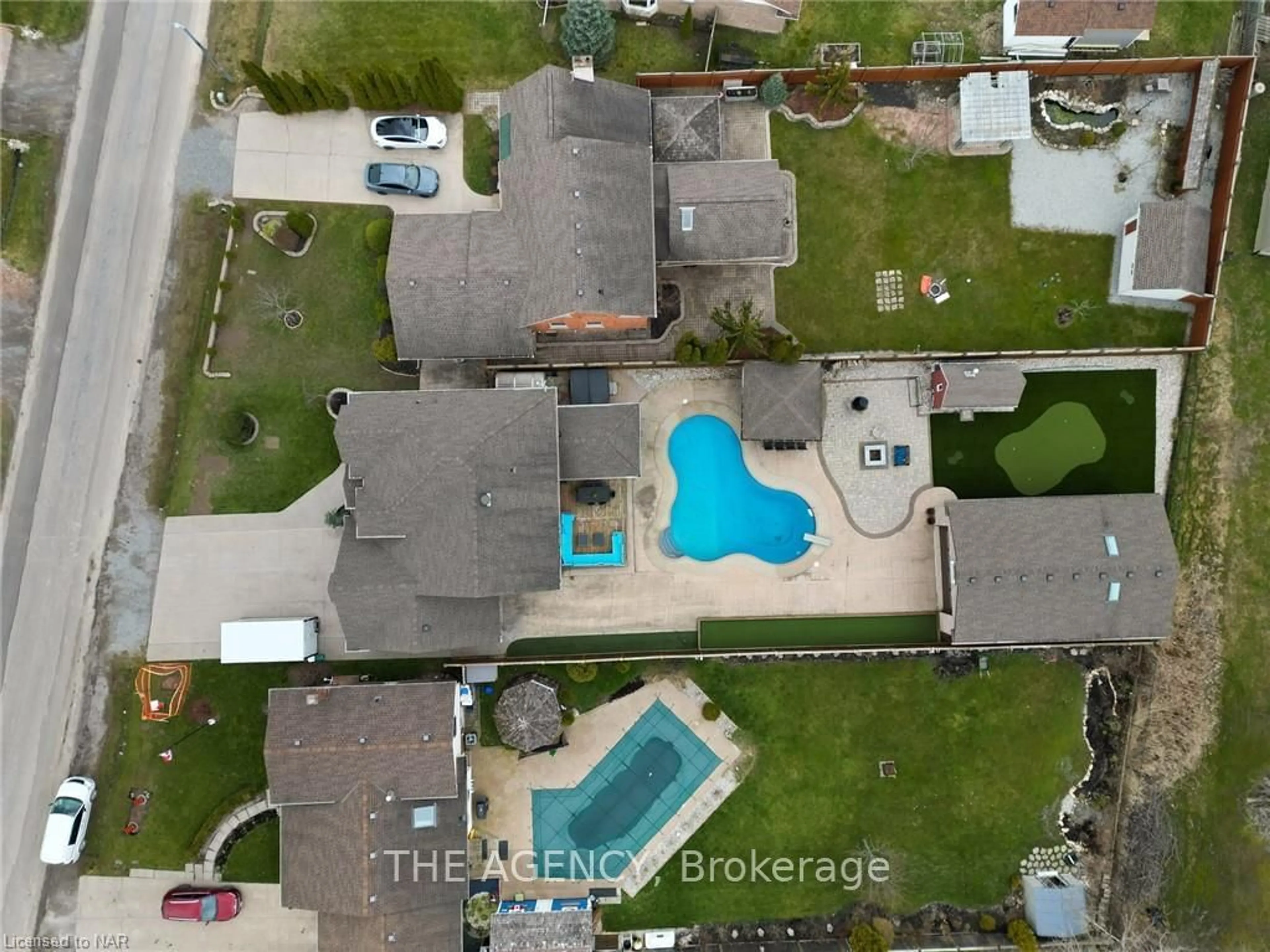 Frontside or backside of a home, the street view for 32 GLENWOOD Pkwy, Welland Ontario L3B 5M6