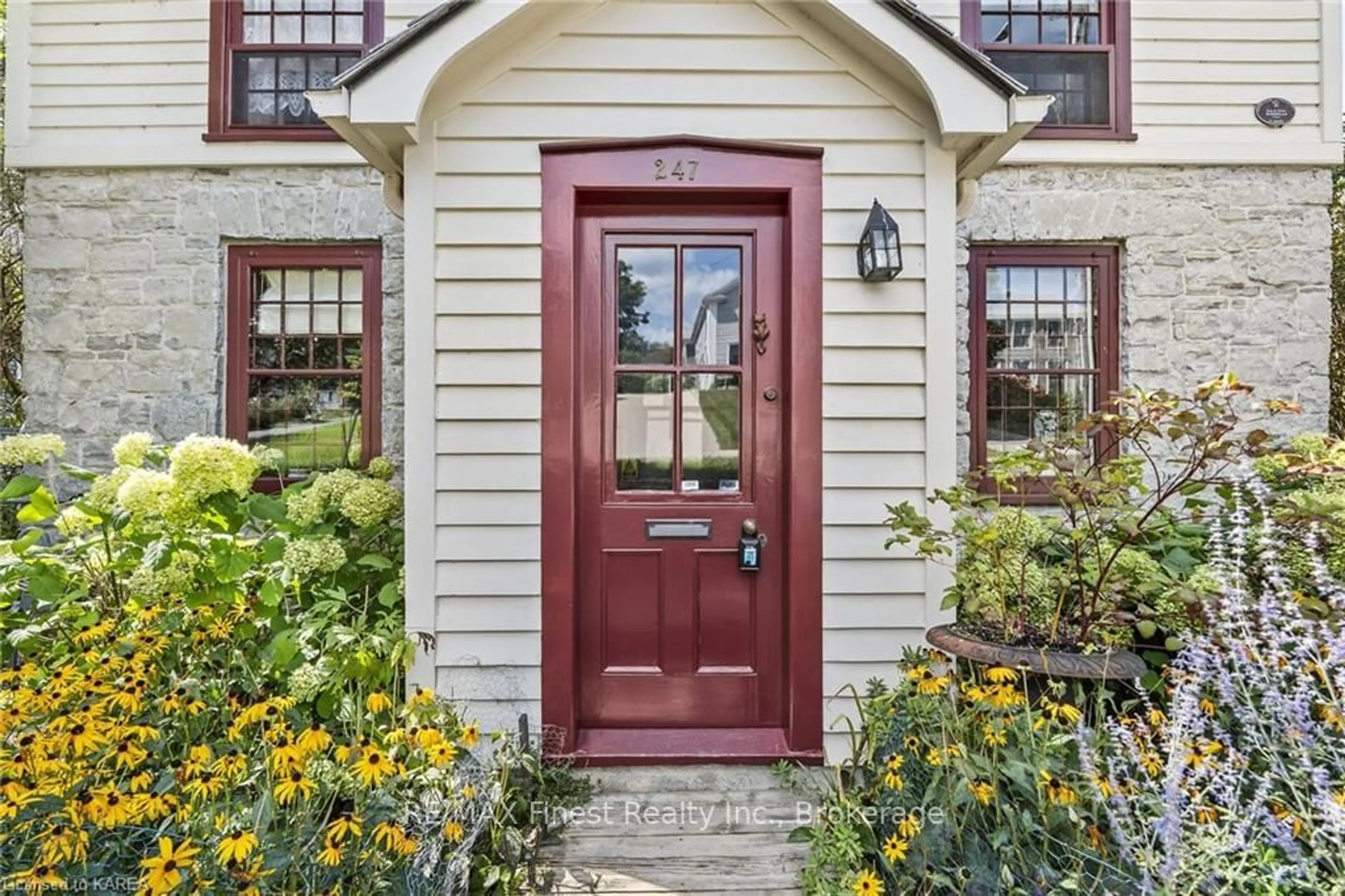 Indoor entryway, wood floors for 247 MAIN St, Kingston Ontario K7K 5S5