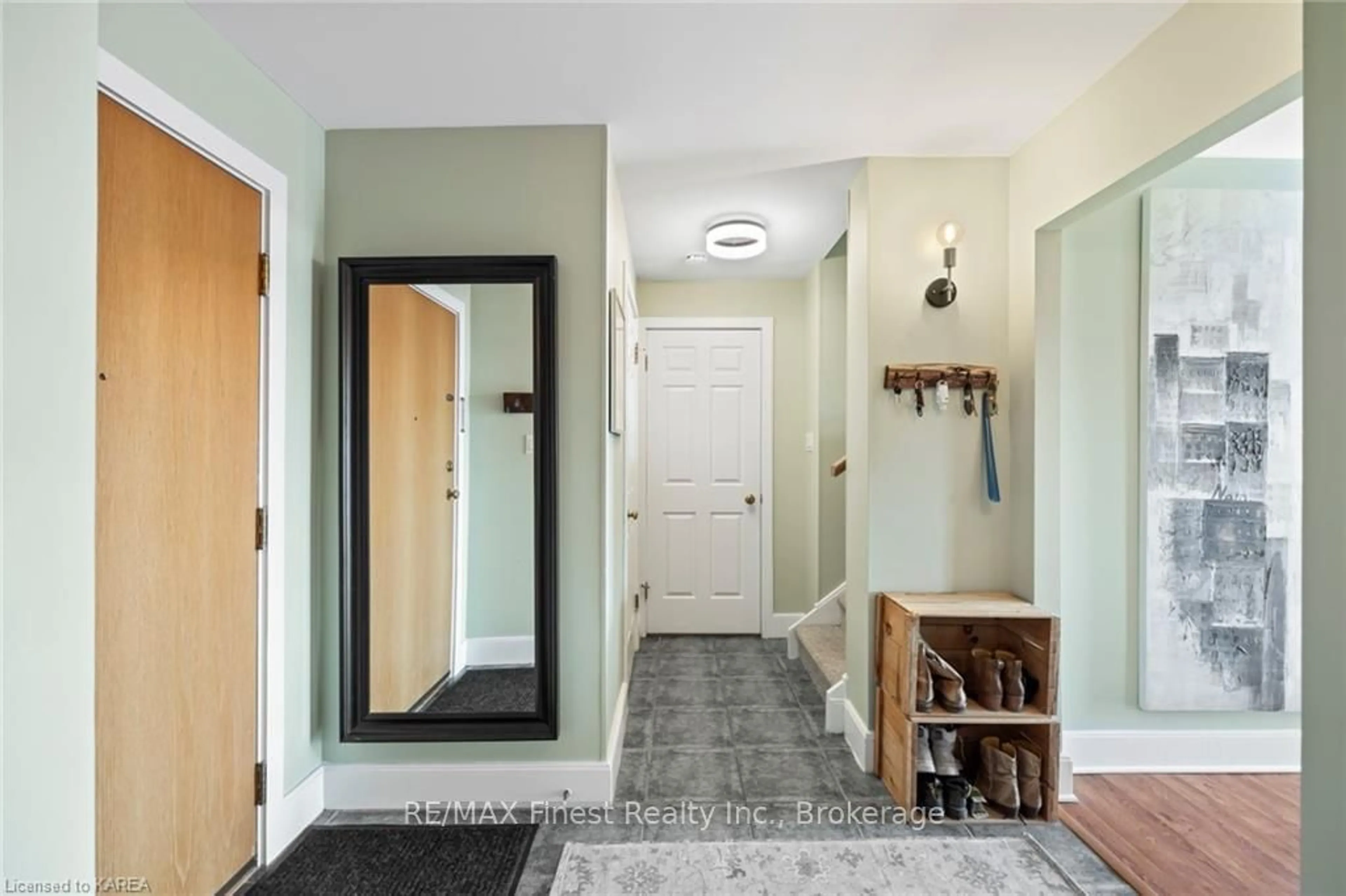 Indoor entryway, wood floors for 2 BAY St #605, Kingston Ontario K7K 6T7