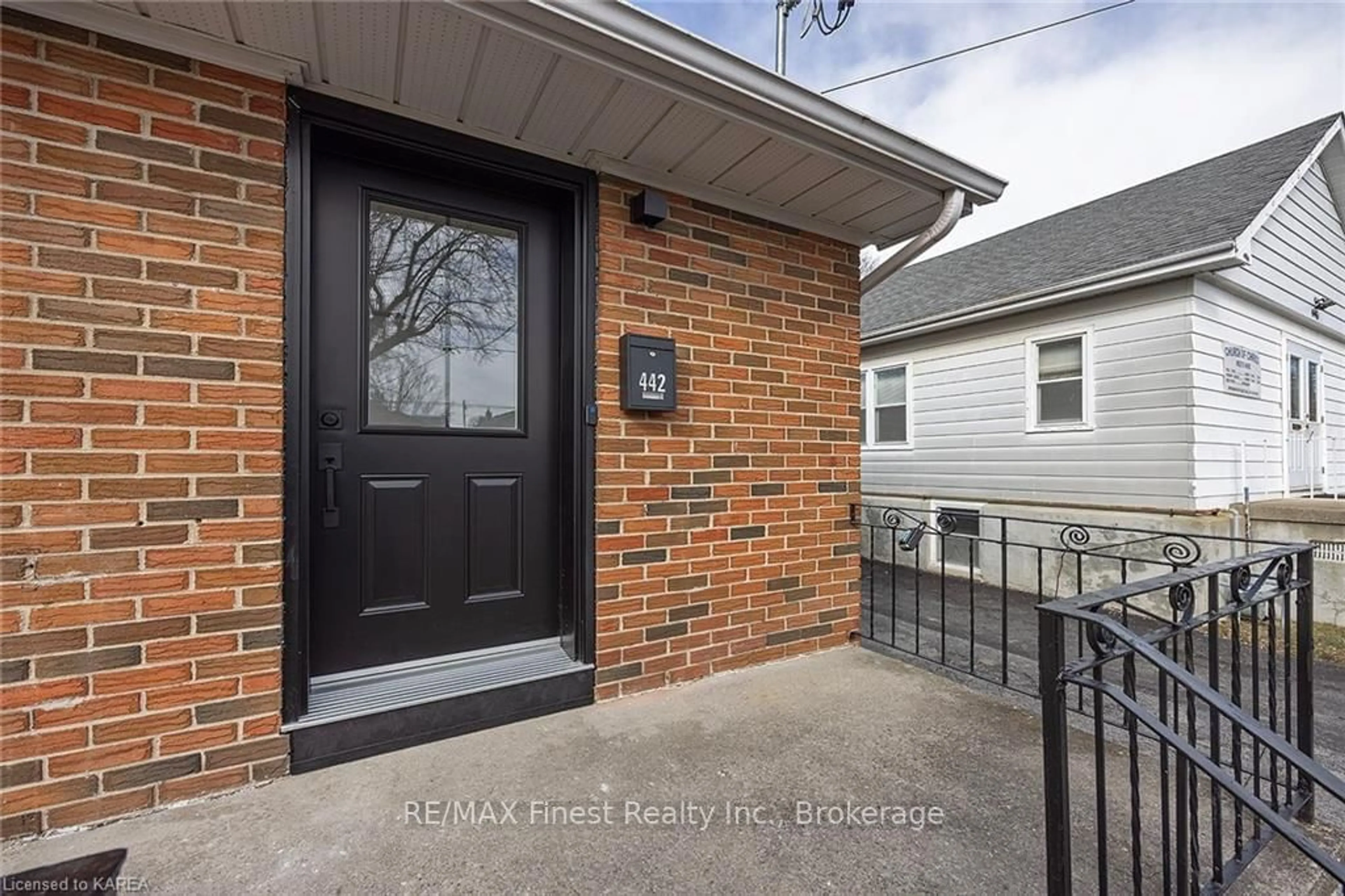 Indoor entryway, wood floors for 442 COLLEGE St, Kingston Ontario K7L 4M7