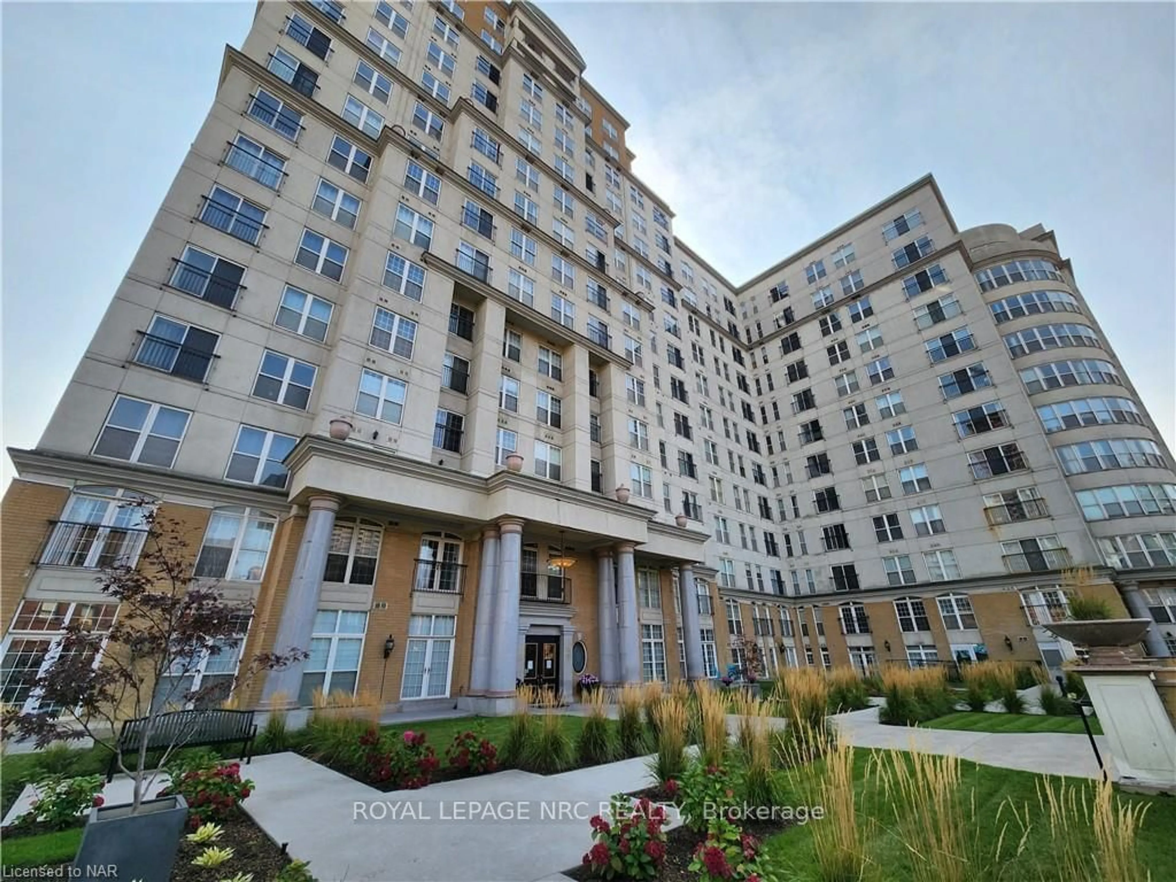 A pic from exterior of the house or condo, the front or back of building for 135 JAMES St #812, Hamilton Ontario L8P 2Z6