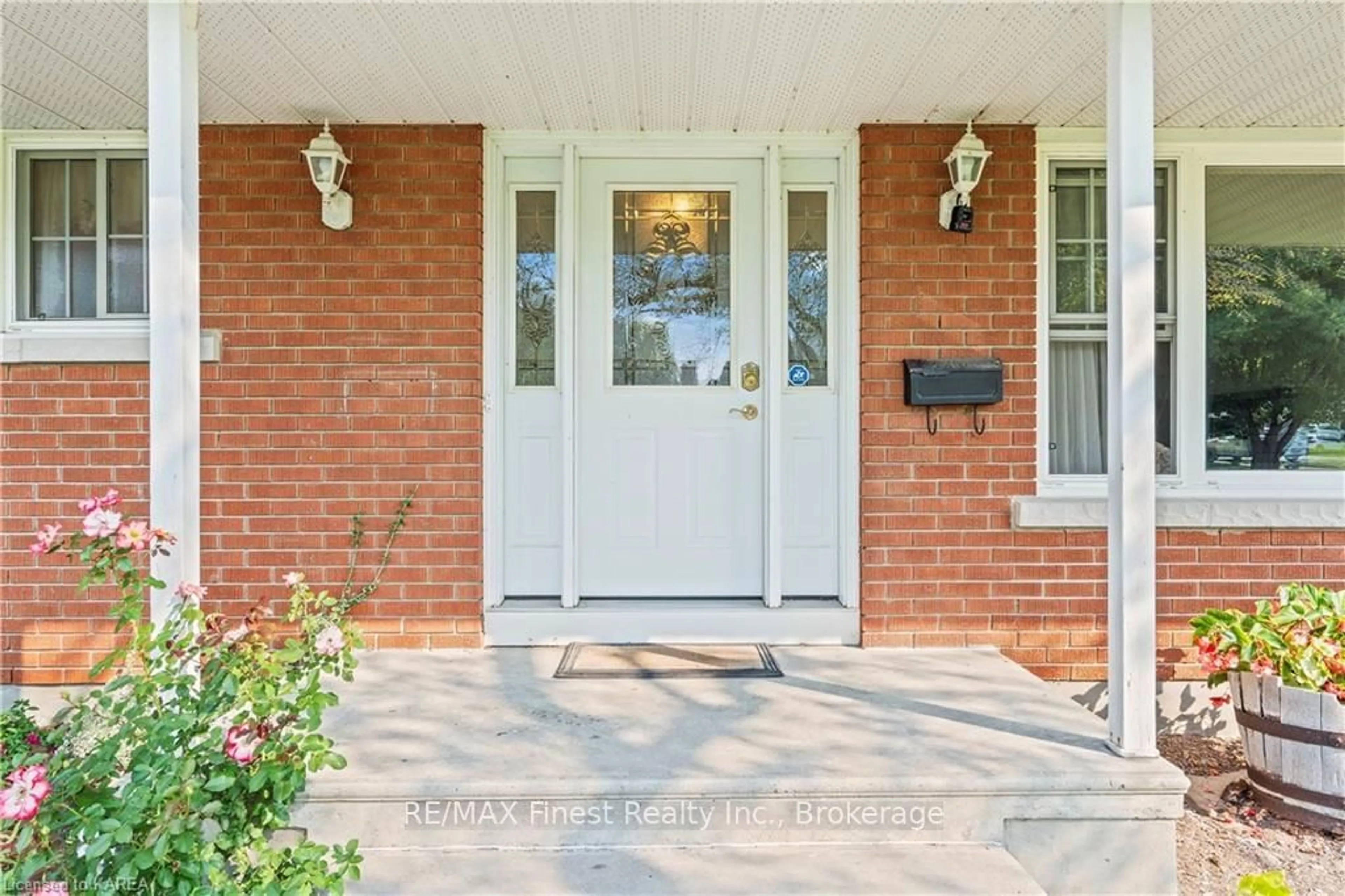 Indoor entryway, wood floors for 462 ROOSEVELT Dr, Kingston Ontario K7M 4B1