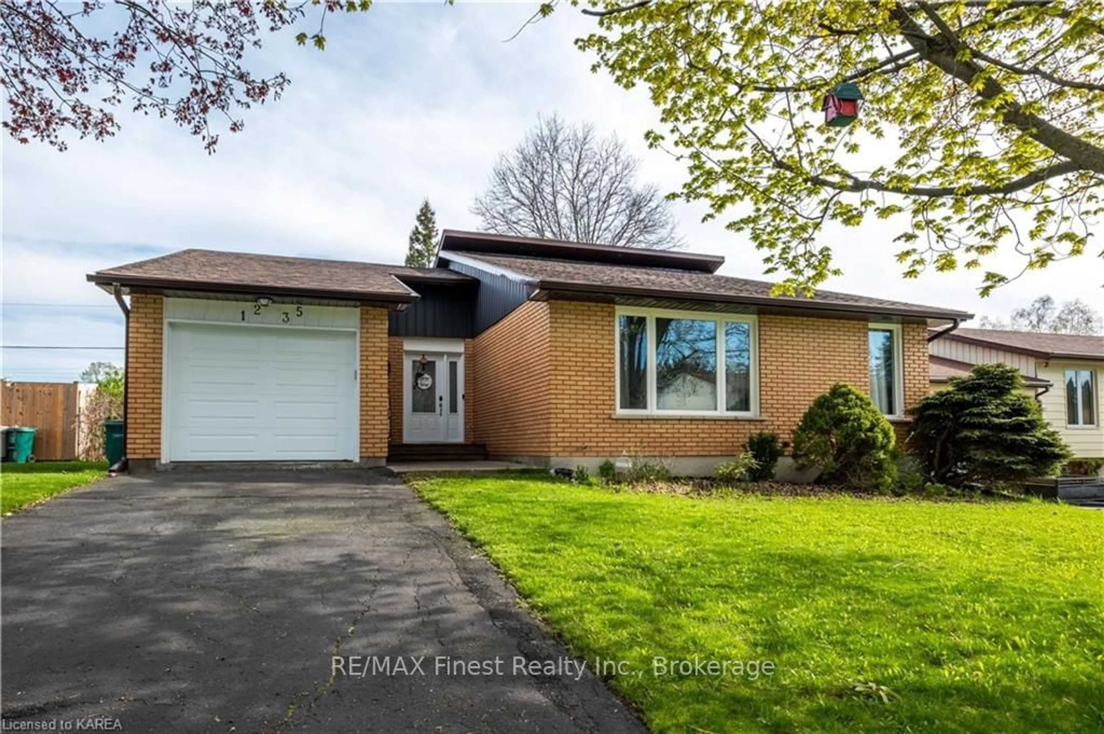 Frontside or backside of a home, cottage for 1235 CARMIL Blvd, Kingston Ontario K7M 5Z1