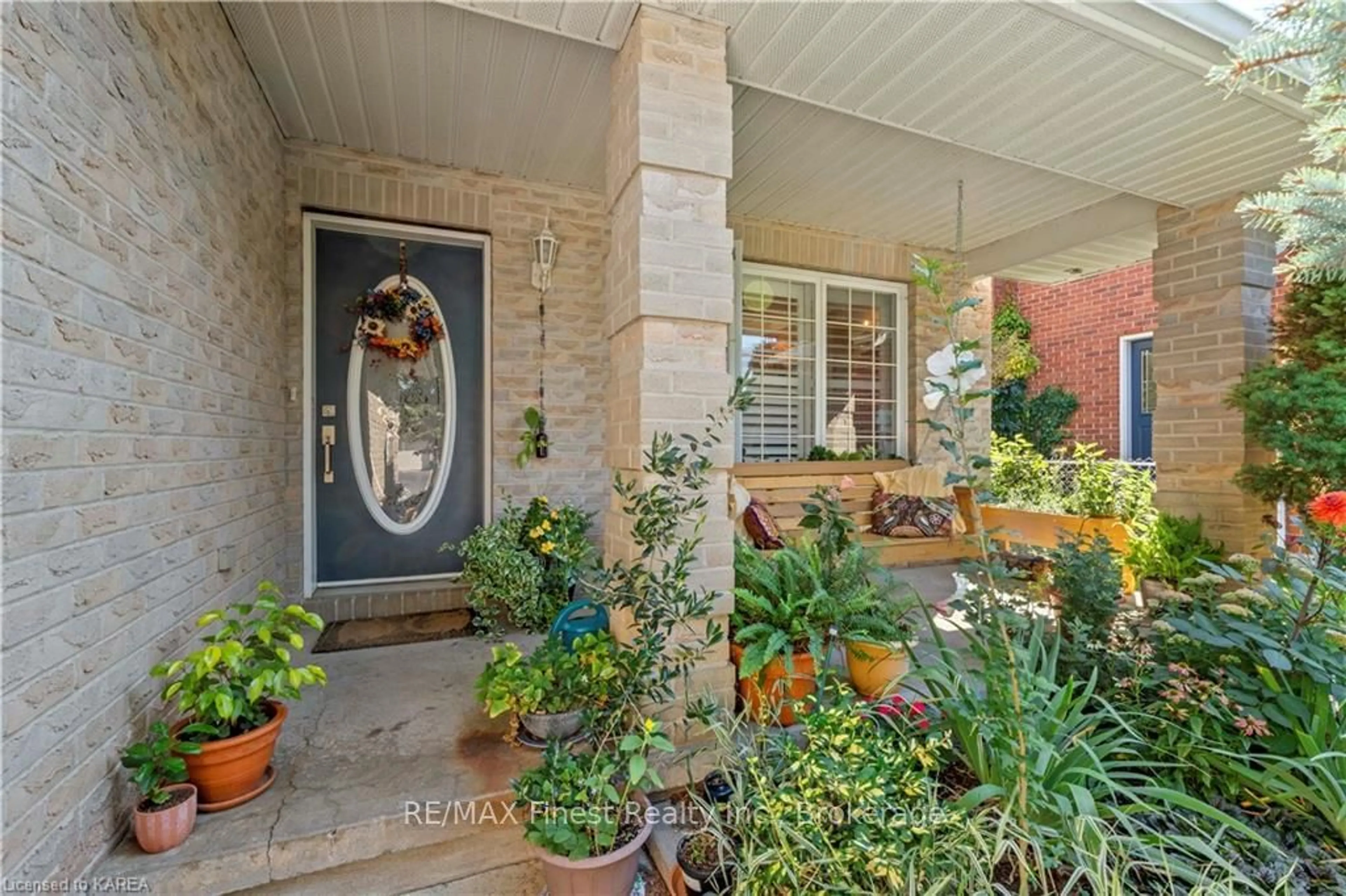 Indoor entryway, ceramic floors for 688 PARKSIDE Cres, Kingston Ontario K7M 8A2