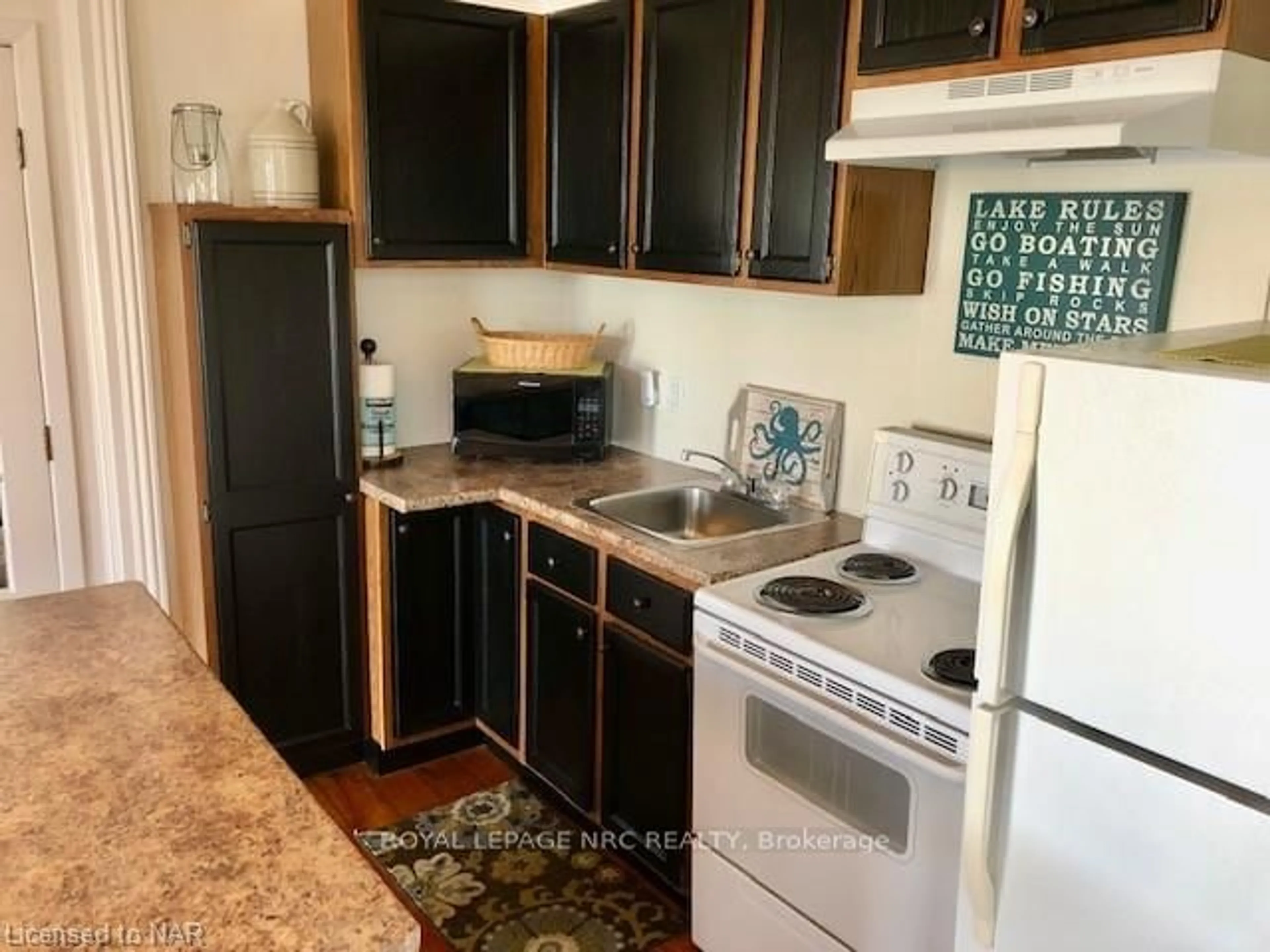 Standard kitchen for 62 WEST St, Port Colborne Ontario L3K 4C8