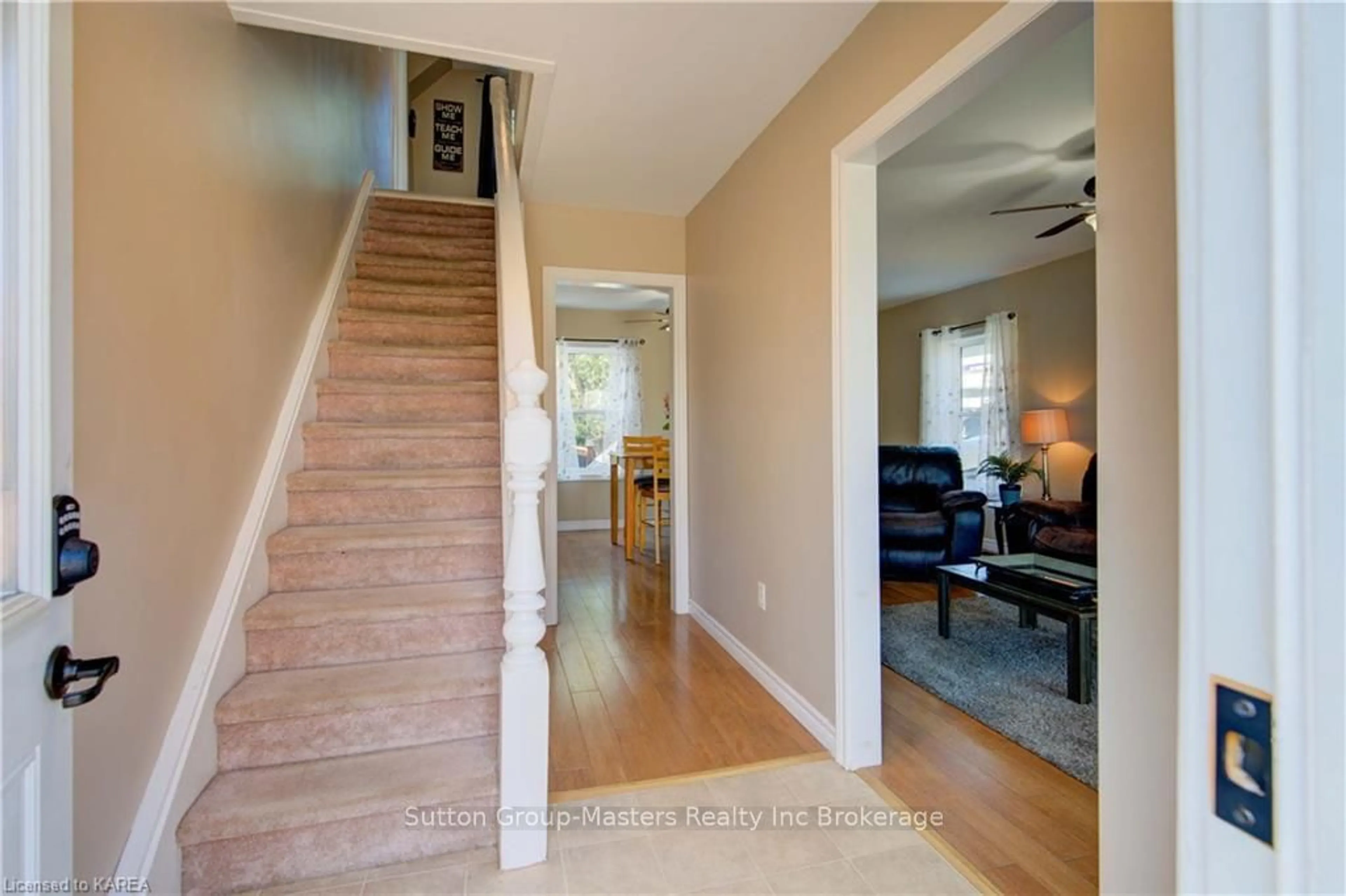 Indoor entryway, wood floors for 870 STONE St, Gananoque Ontario K7G 1Z6