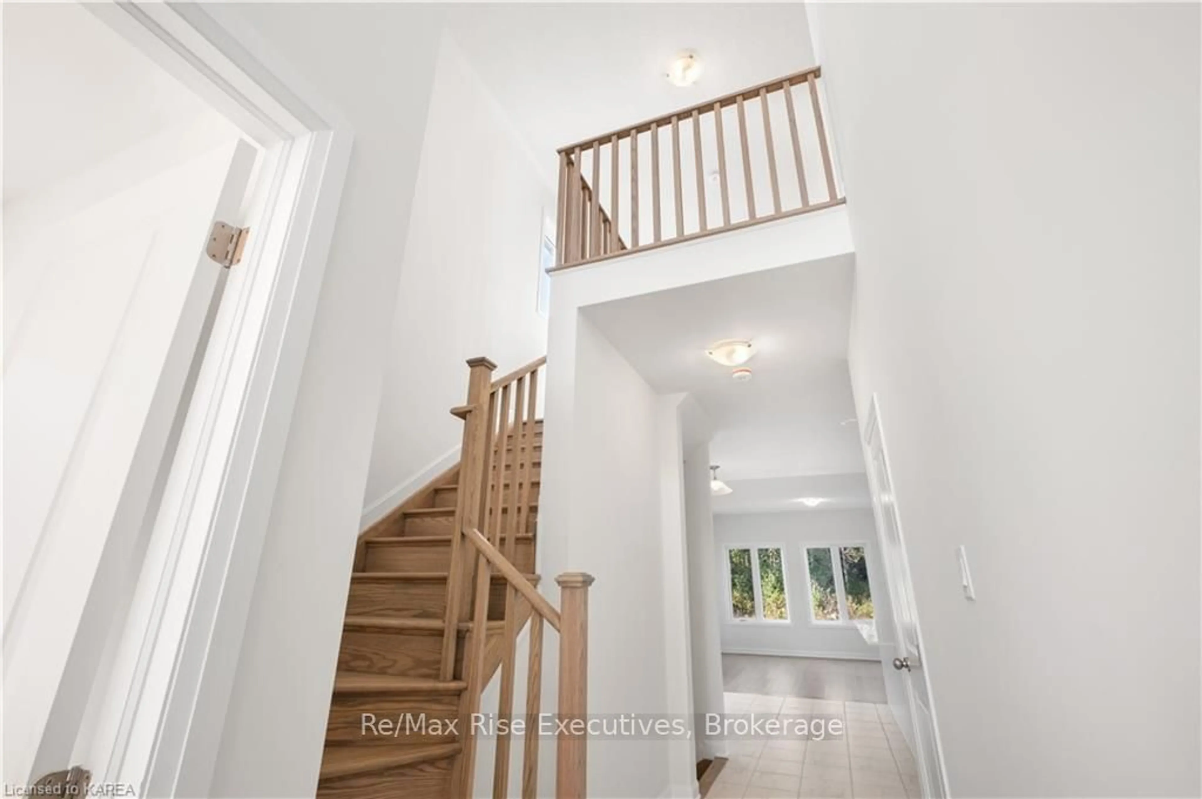 Indoor foyer, wood floors for 128 GILDERSLEEVE Blvd, Loyalist Ontario K0H 1G0