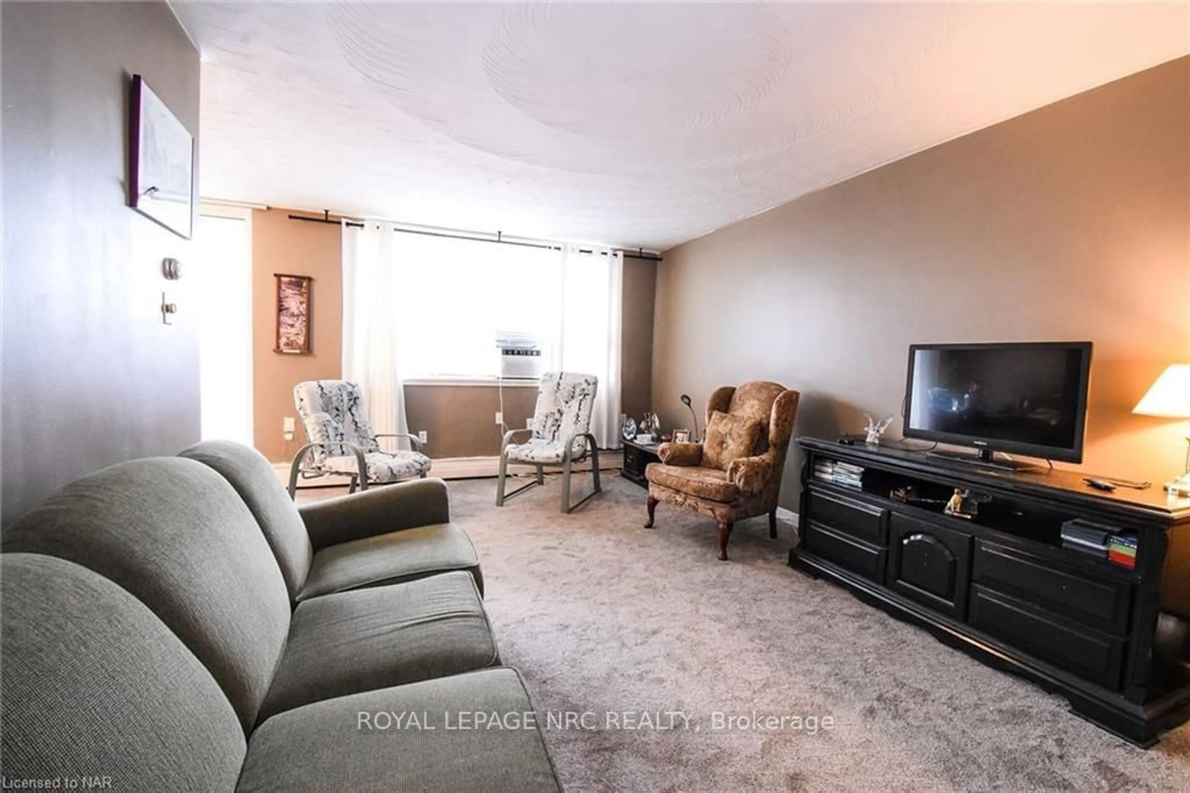 Living room, carpet floors for 359 GENEVA St #908, St. Catharines Ontario L2N 2G5