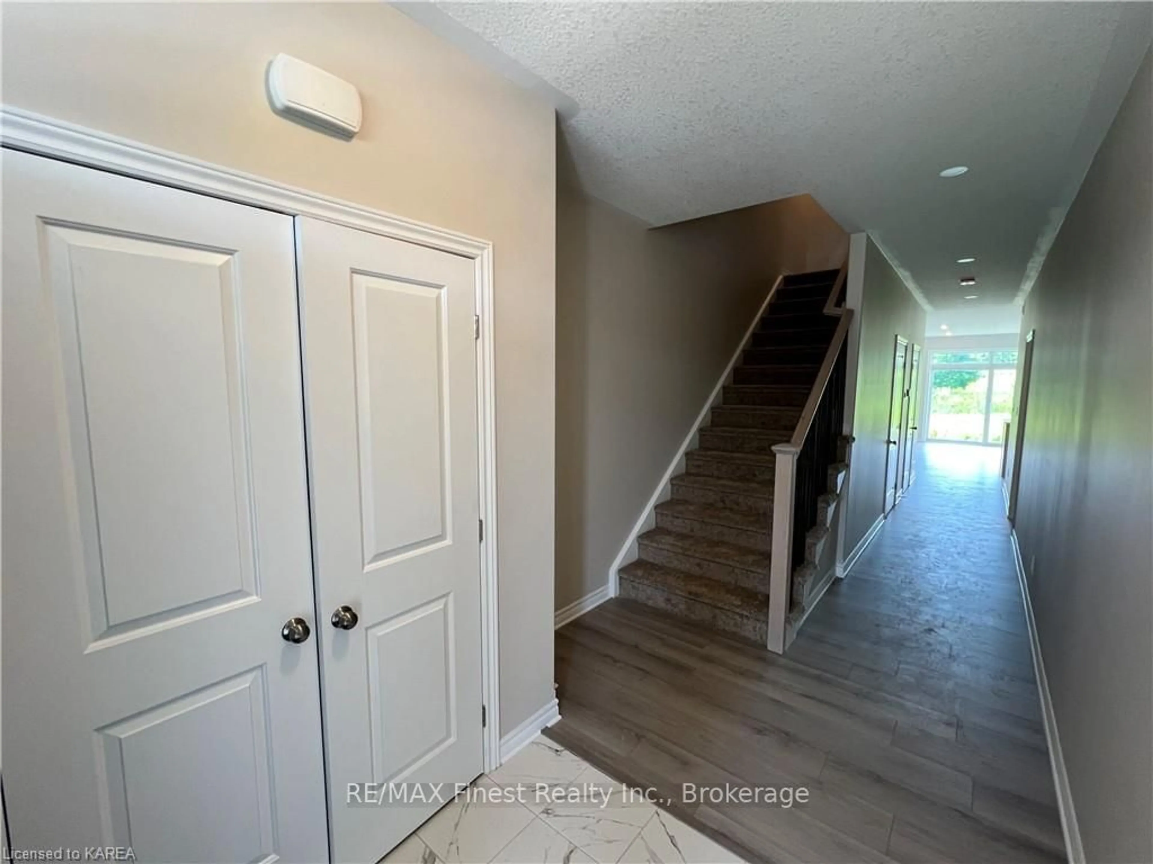 Indoor entryway, wood floors for 202 HERITAGE PARK Dr, Greater Napanee Ontario K7R 3X8