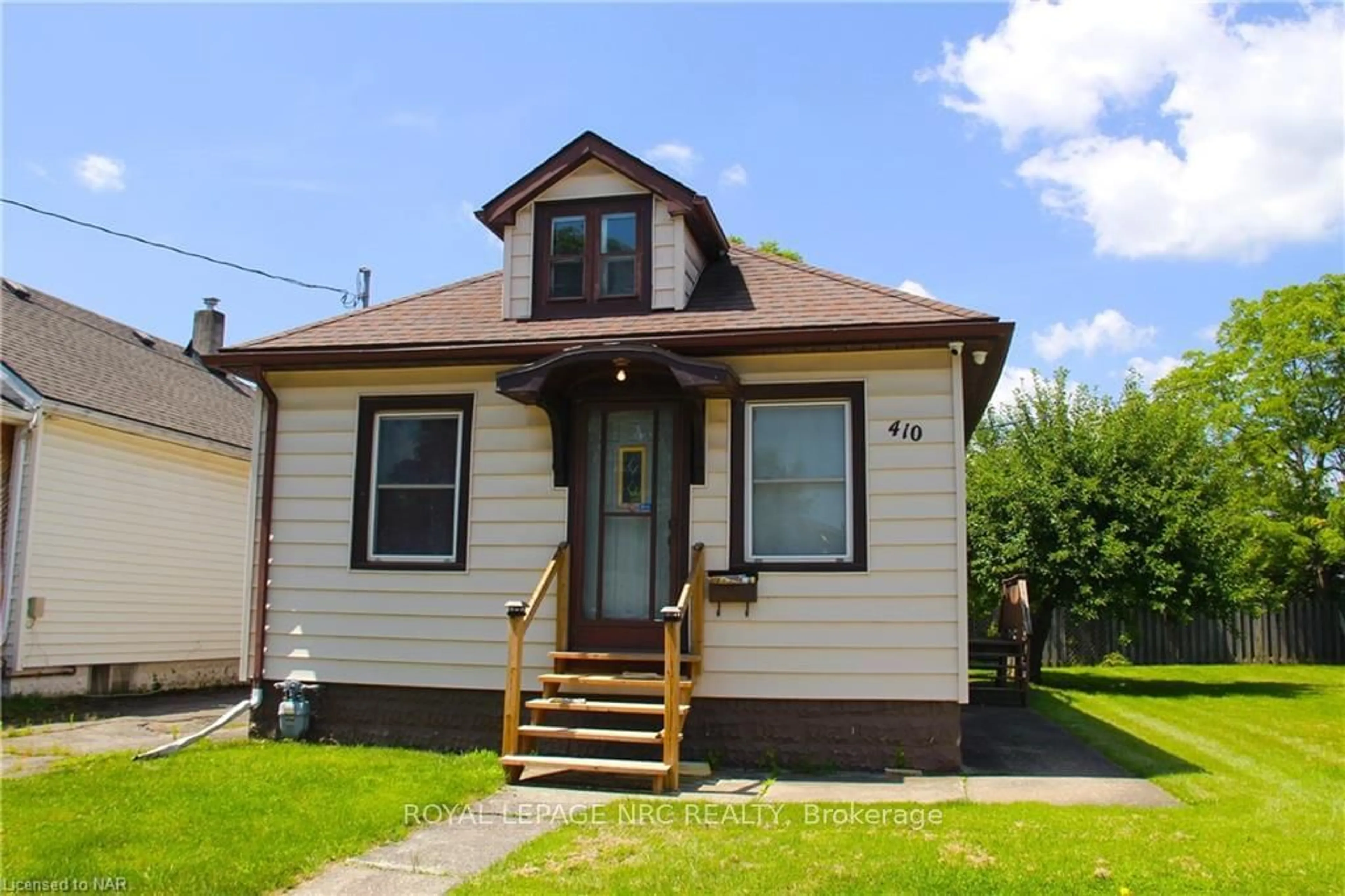 Frontside or backside of a home, cottage for 410 DEERE St, Welland Ontario L3B 2L8