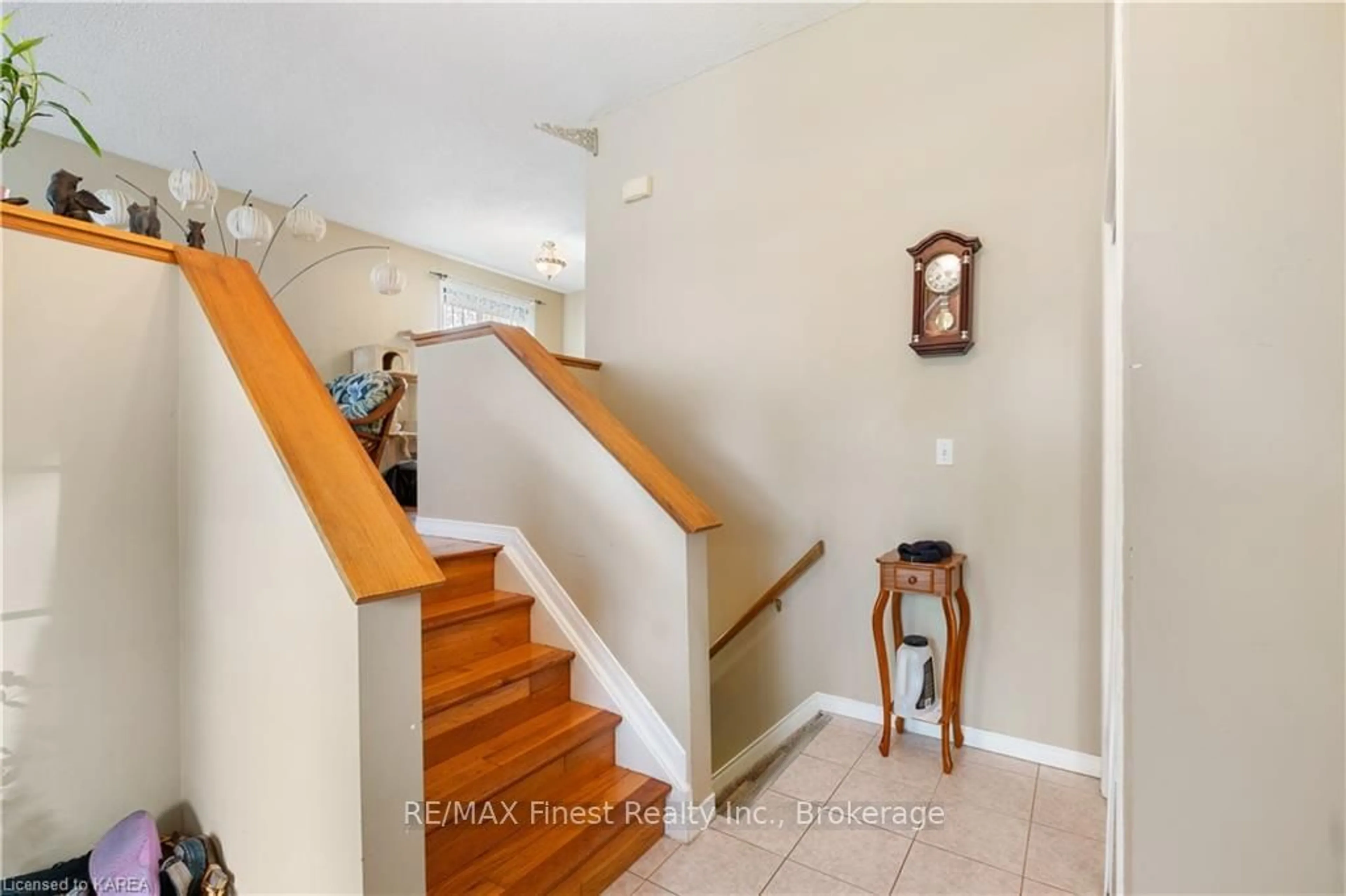 Indoor foyer, wood floors for 1386 BRACKENWOOD Cres, Kingston Ontario K7P 2W4