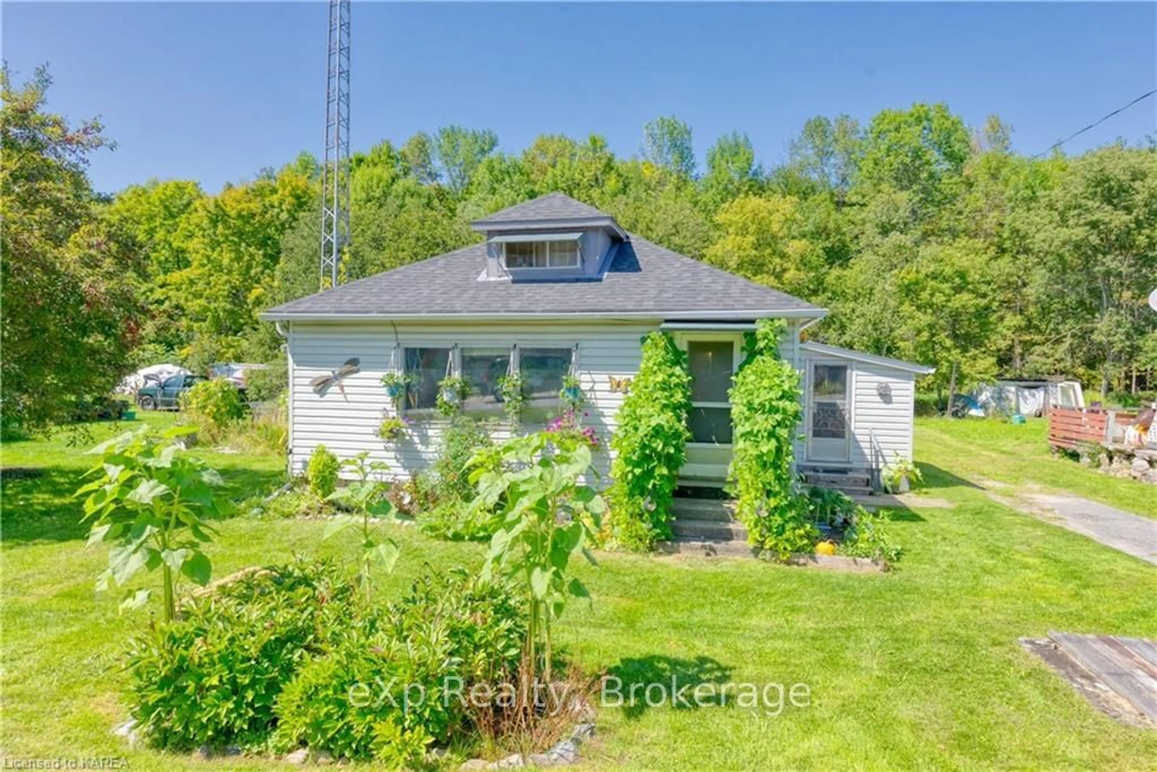 Frontside or backside of a home, cottage for 1018 QUEEN St, Central Frontenac Ontario K0H 1B0