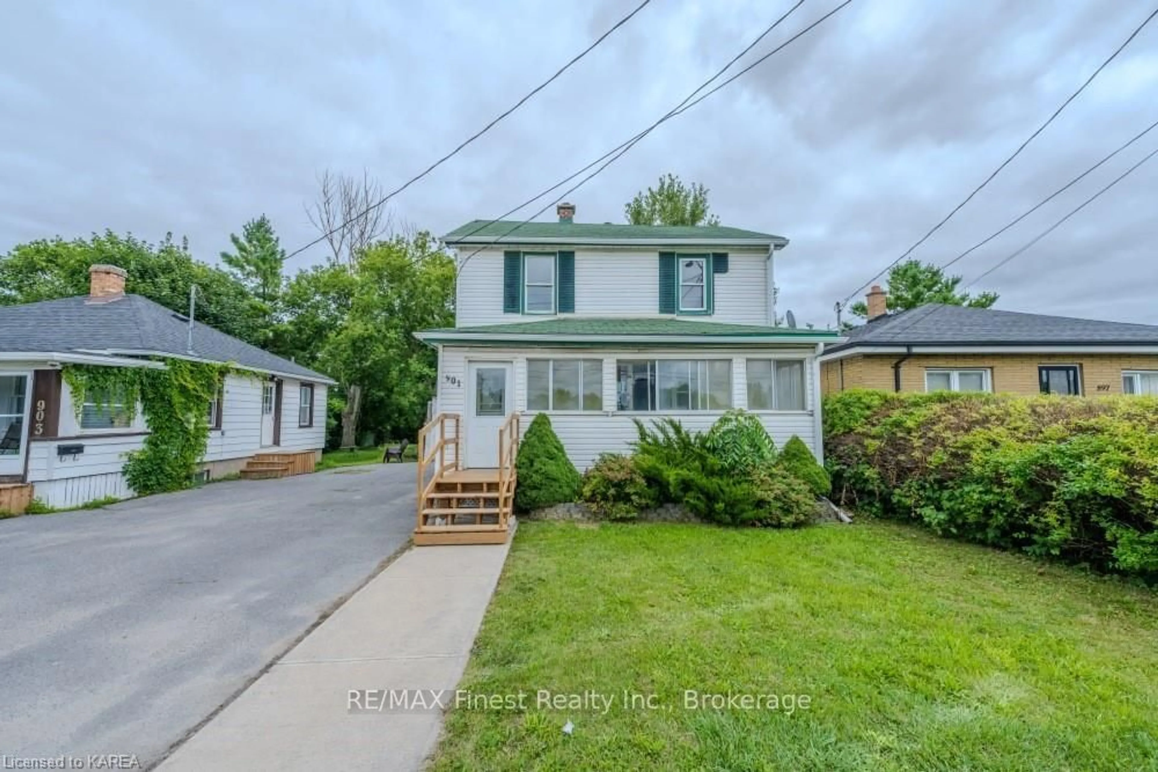 Frontside or backside of a home, the street view for 901 DIVISION ST St, Kingston Ontario K7K 4C6