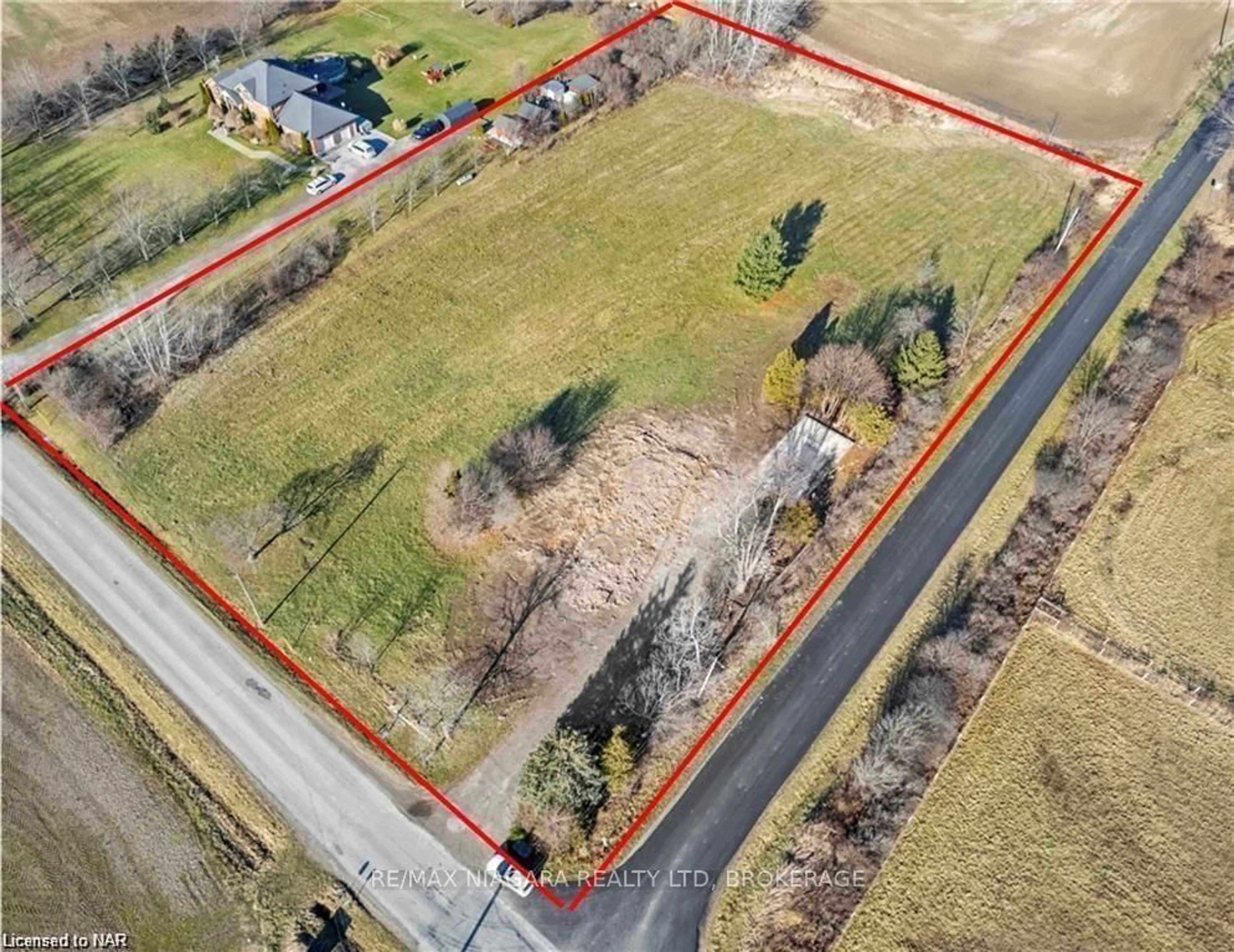 Frontside or backside of a home, the fenced backyard for 801 METLER Rd, Pelham Ontario L0S 1C0