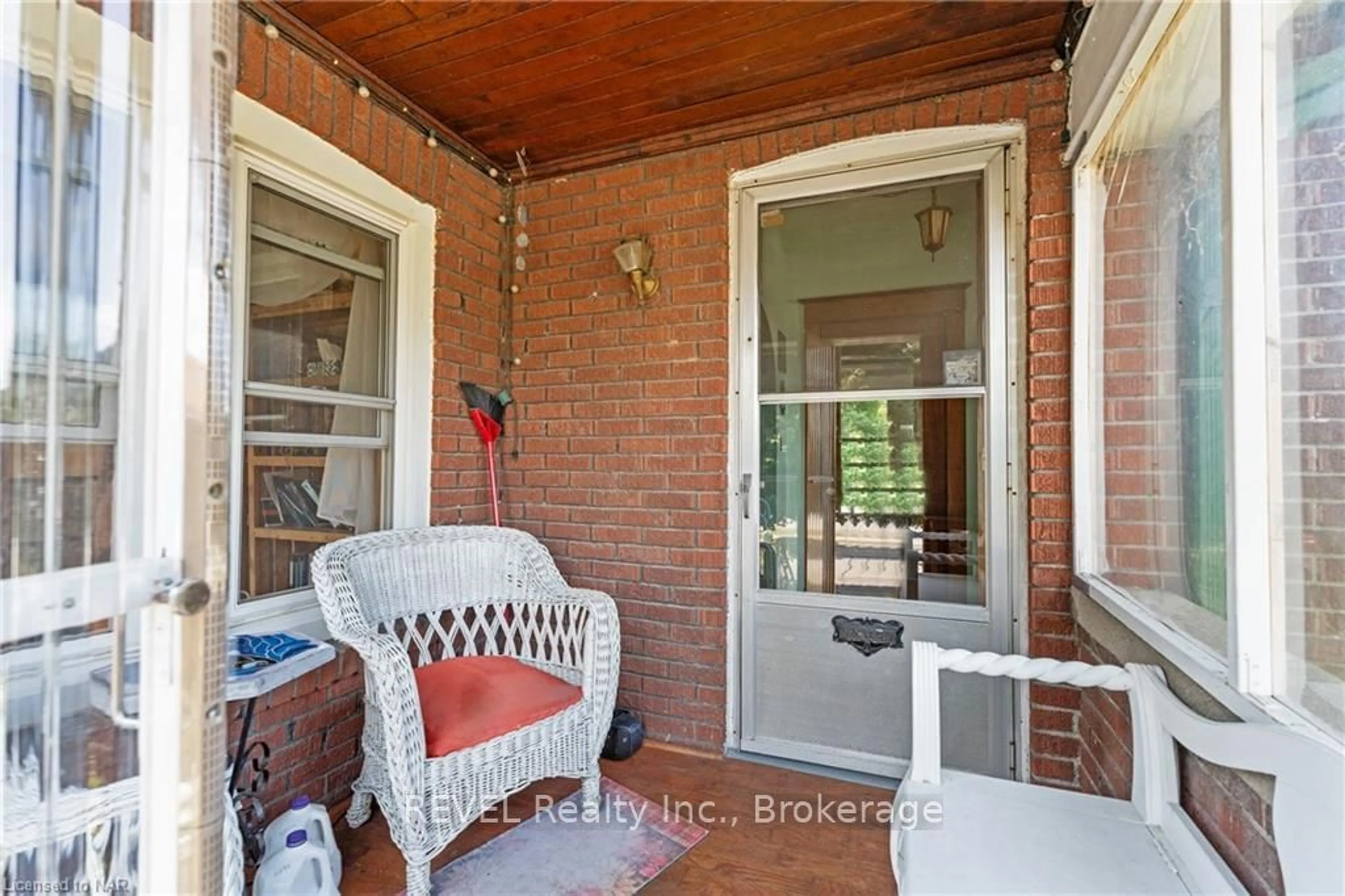 Indoor entryway, wood floors for 208 NORTH St, Fort Erie Ontario L2A 3R8