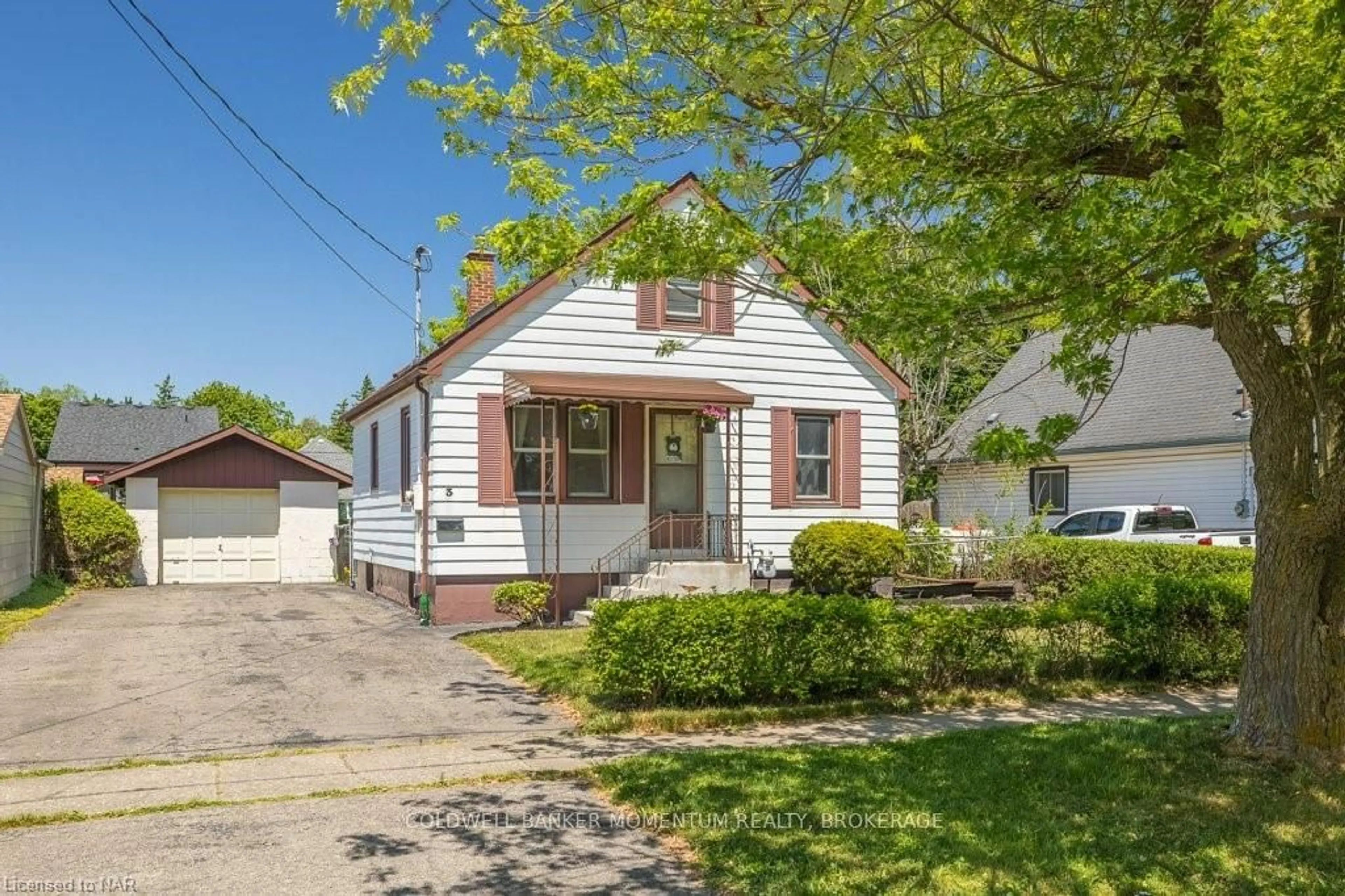 Frontside or backside of a home, cottage for 3 IVY Ave, St. Catharines Ontario L2P 1Y1