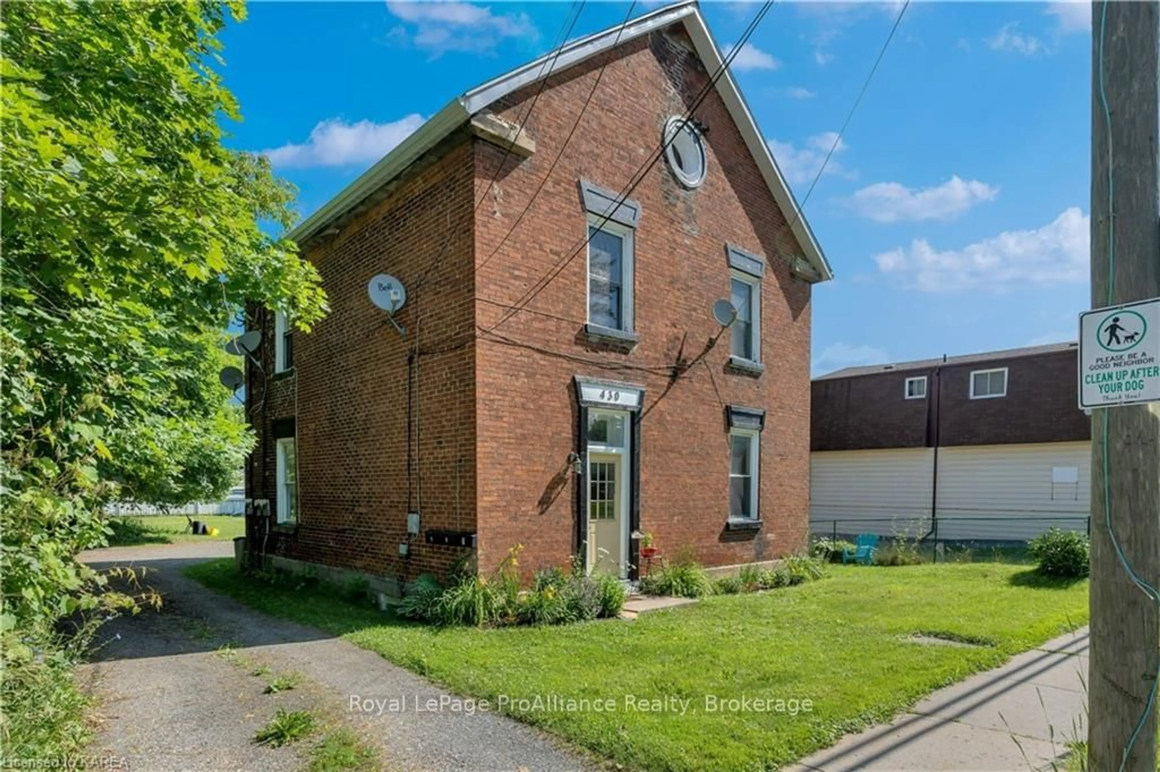 Home with brick exterior material for 430 KING St, Gananoque Ontario K7G 2G9