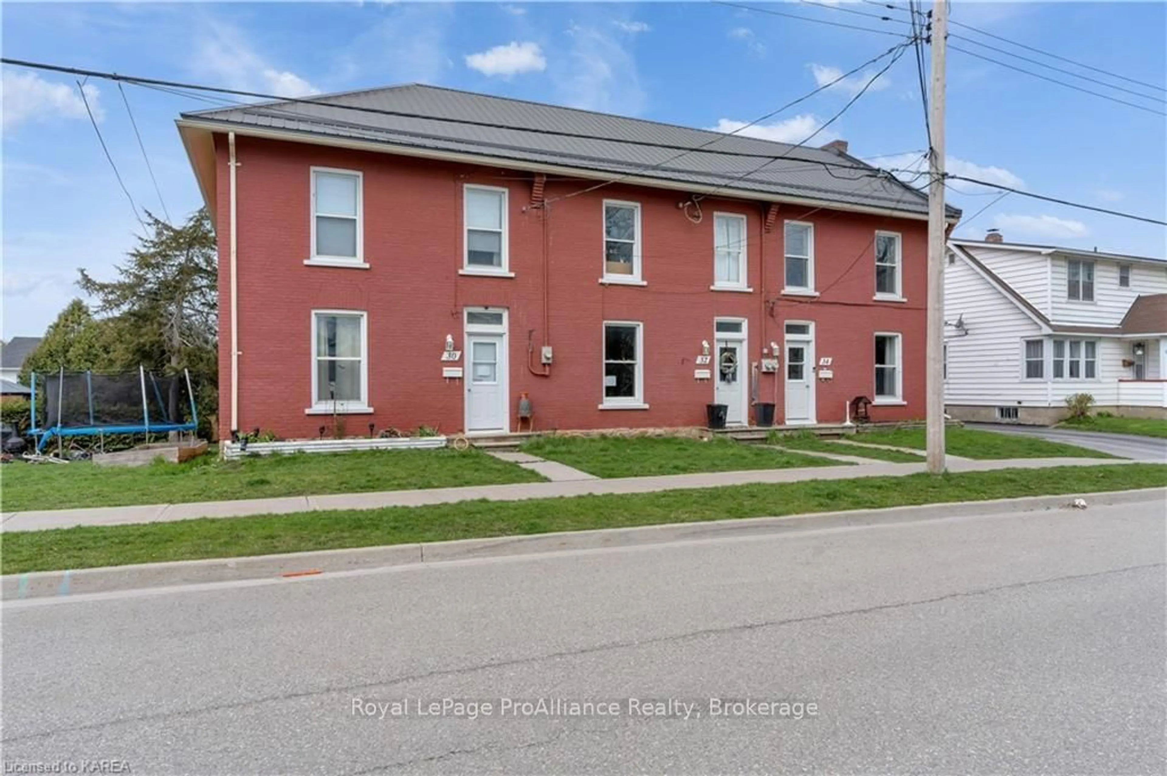 A pic from exterior of the house or condo, the street view for 30 VICTORIA Ave, Gananoque Ontario K7G 2R8