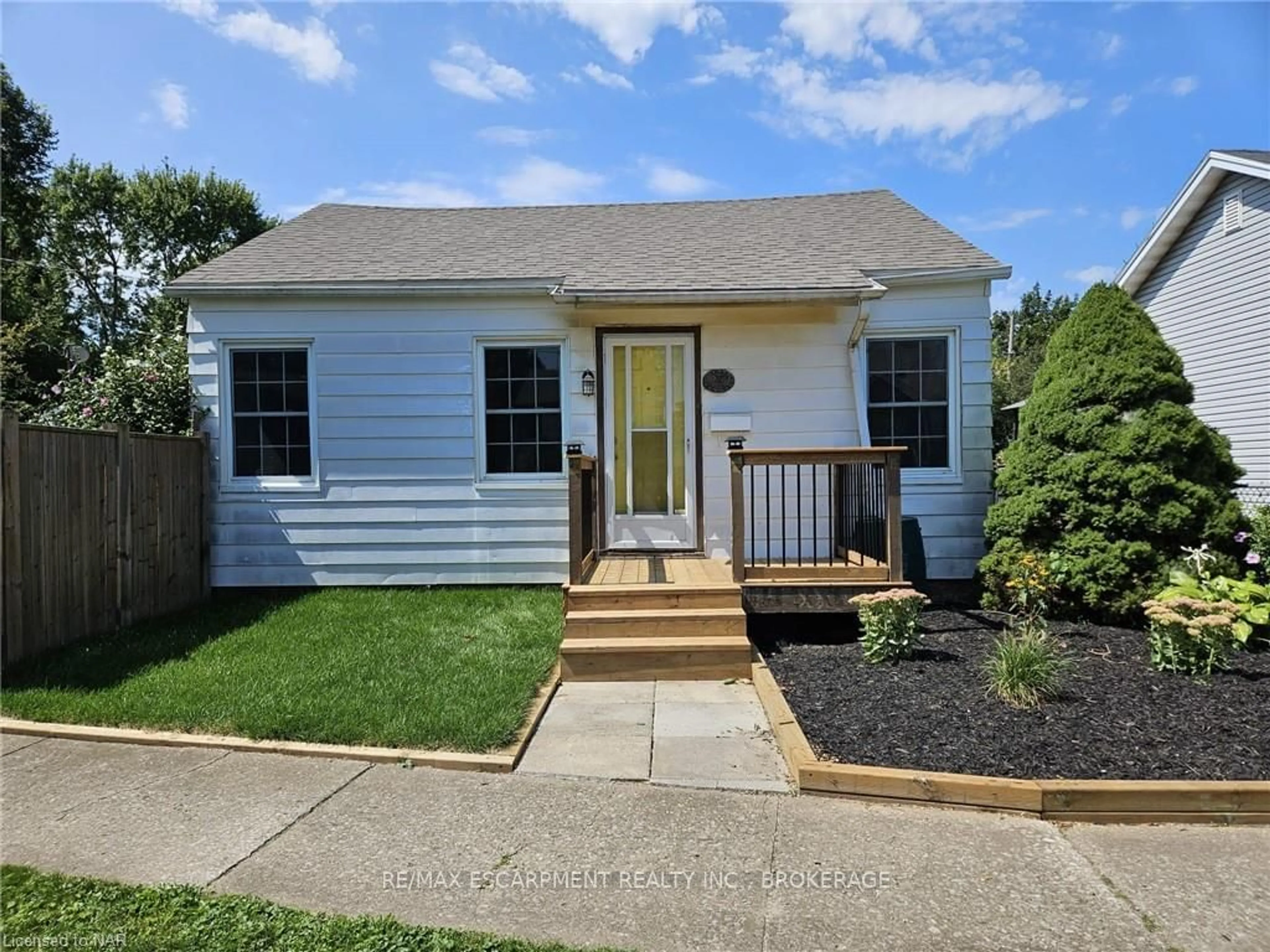 Frontside or backside of a home, cottage for 15 SHAKESPEARE Ave, St. Catharines Ontario L2R 6M7