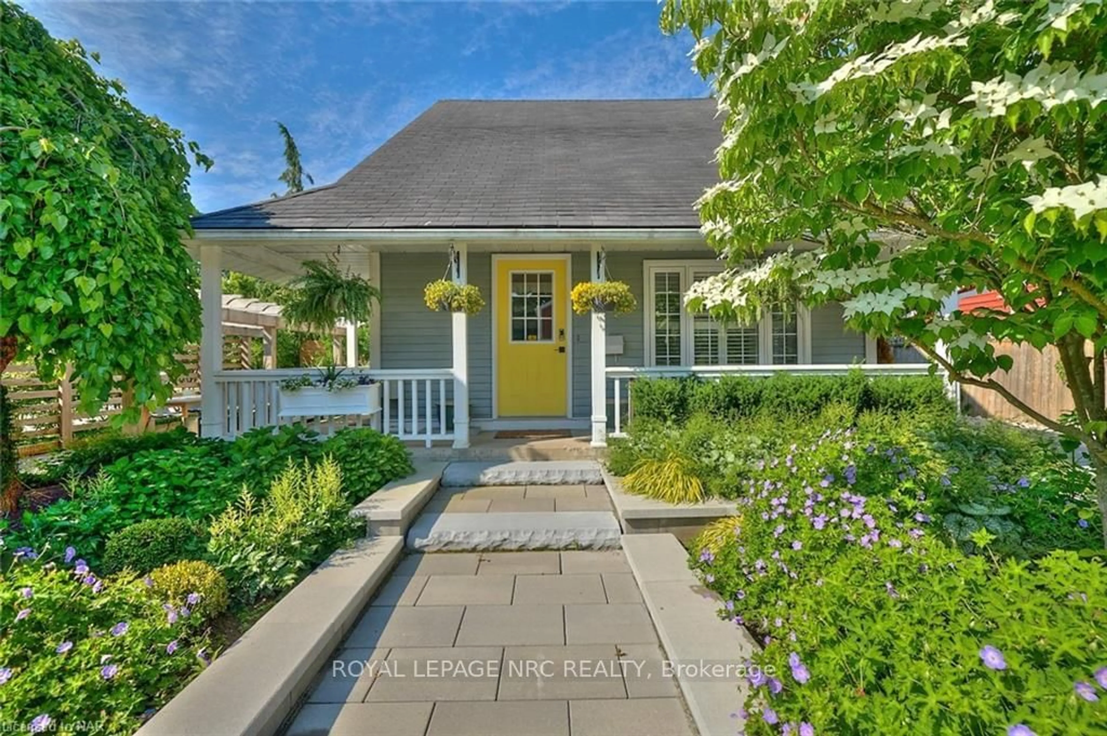 Indoor entryway, wood floors for 202 ANNE St, Niagara-on-the-Lake Ontario L0S 1J0