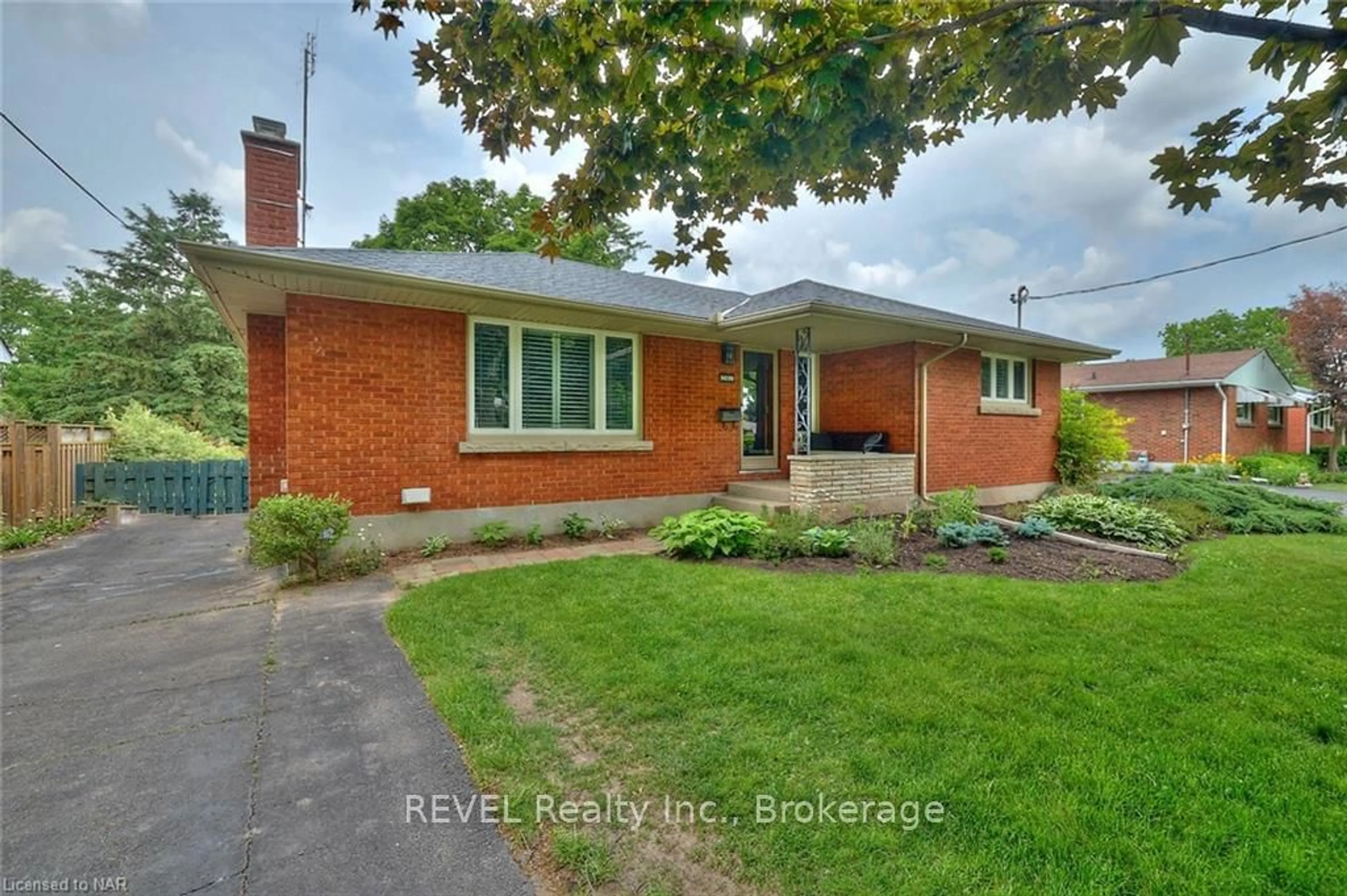 Home with brick exterior material for 5039 PORTAGE Rd, Niagara Falls Ontario L2E 6B5