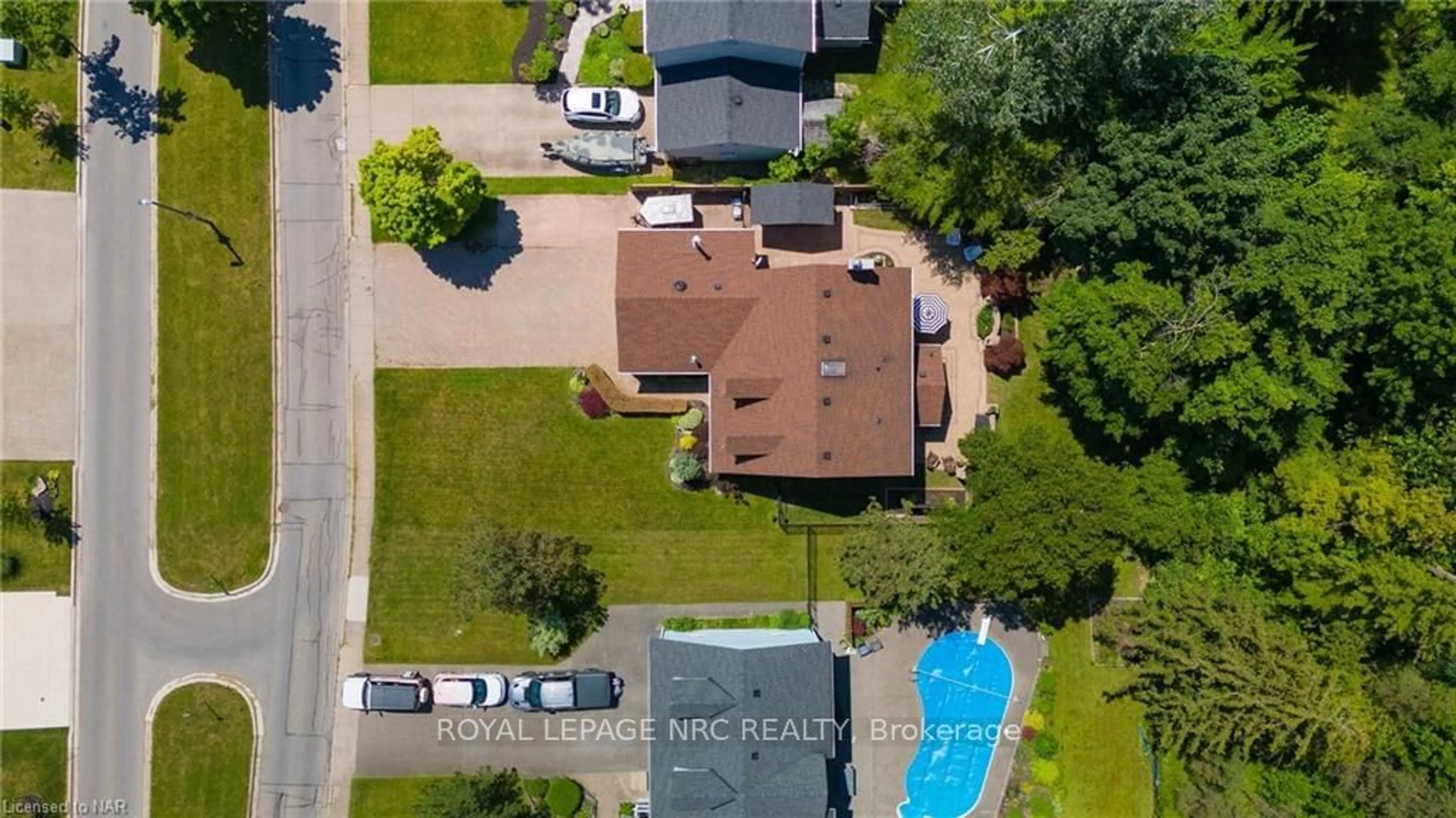 Frontside or backside of a home, the fenced backyard for 9 HILDA St, Welland Ontario L3C 6P7