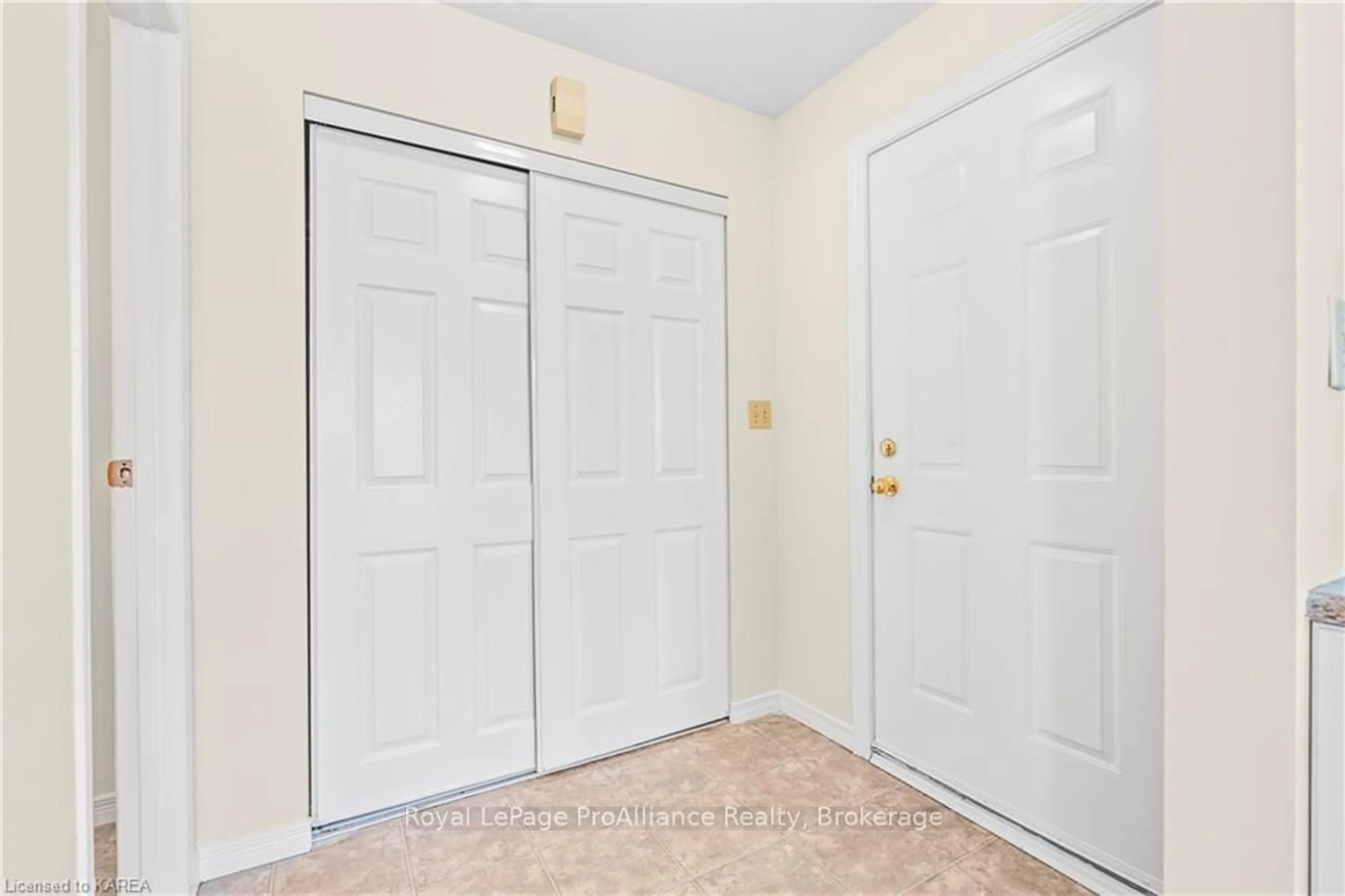 Indoor entryway, unknown floor for 1470 MONTREAL St, Kingston Ontario K7K 3L9