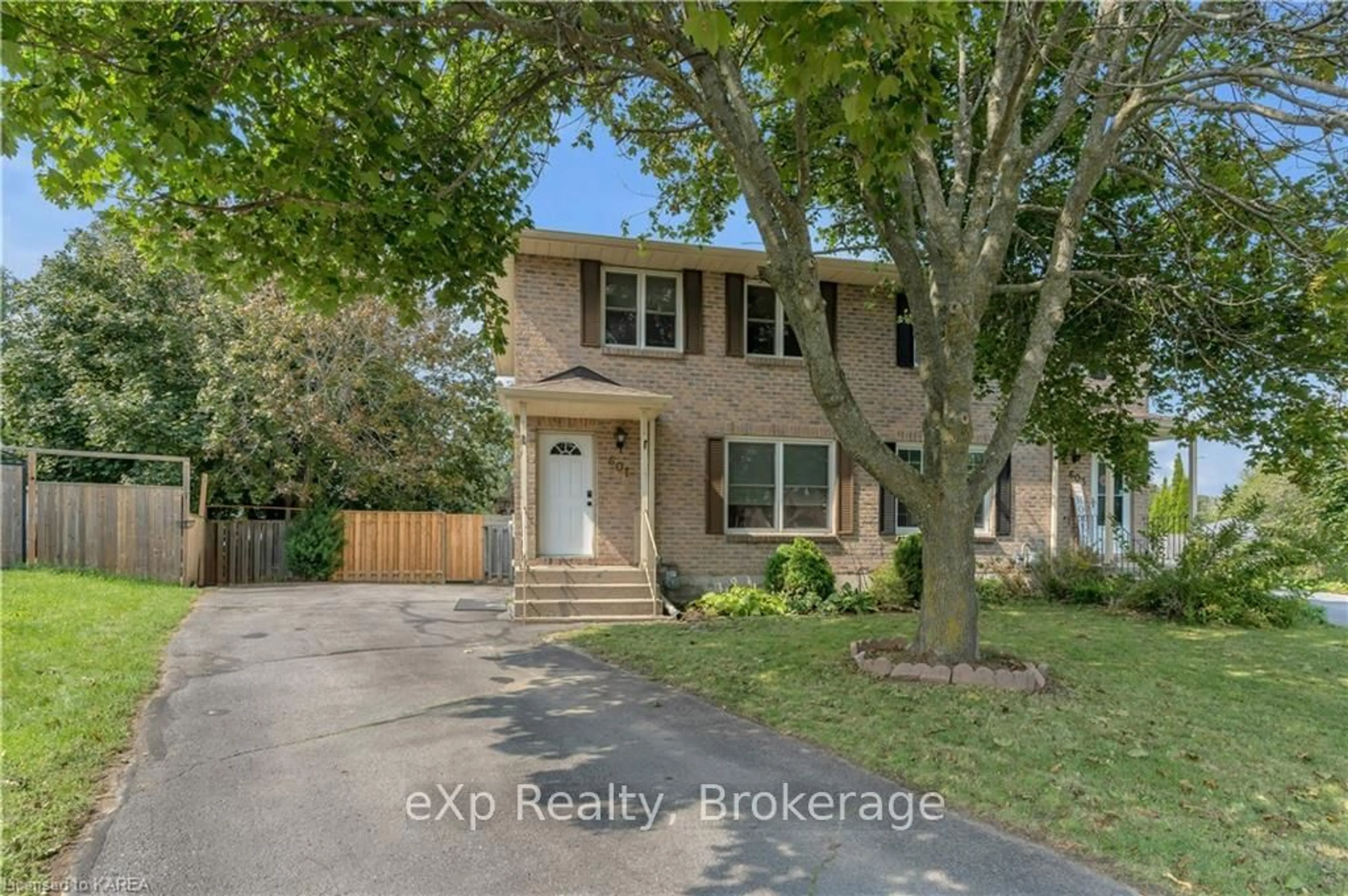 Frontside or backside of a home, the street view for 601 GAVIN Crt, Kingston Ontario K7M 8B7