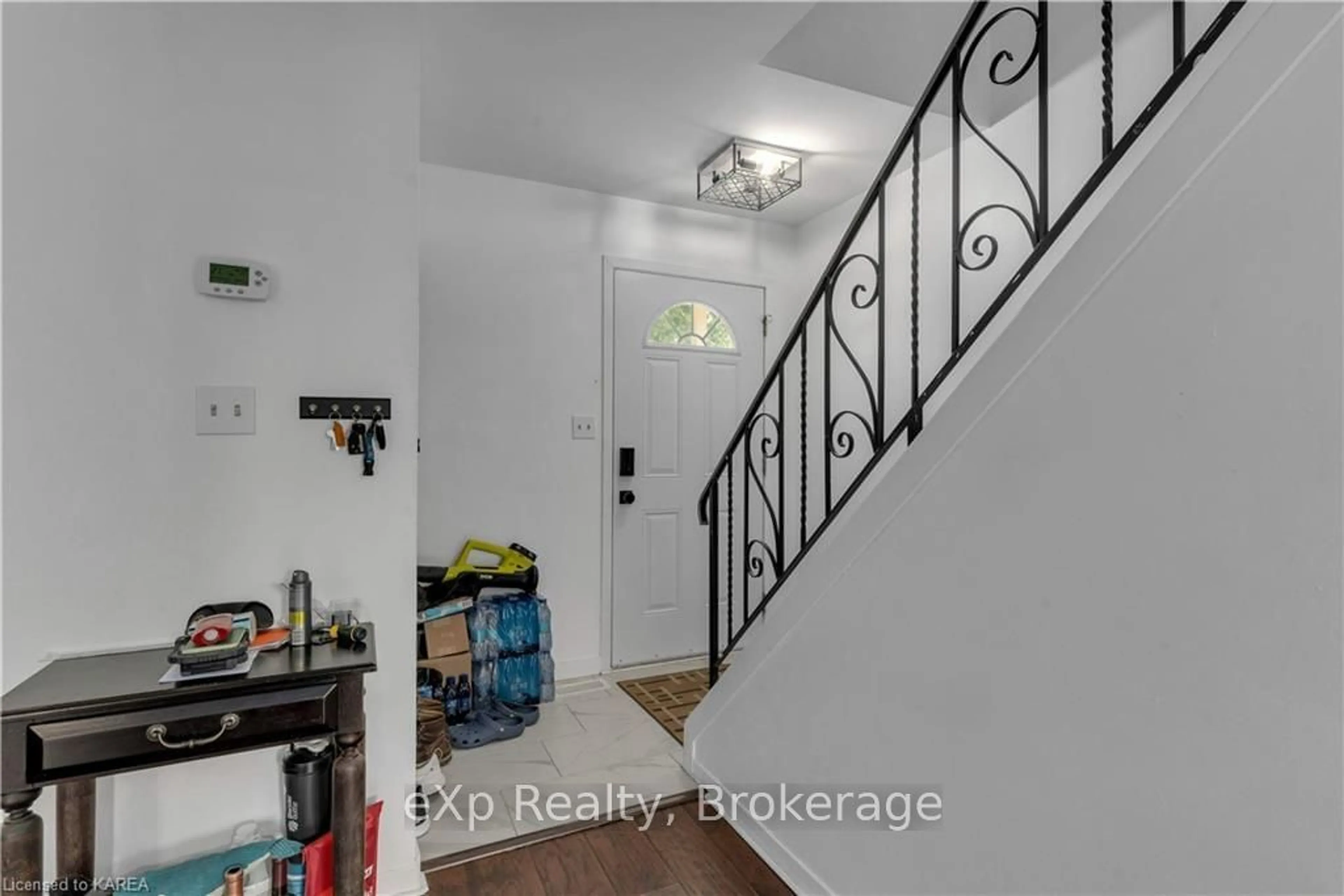 Indoor entryway, cement floor for 601 GAVIN Crt, Kingston Ontario K7M 8B7