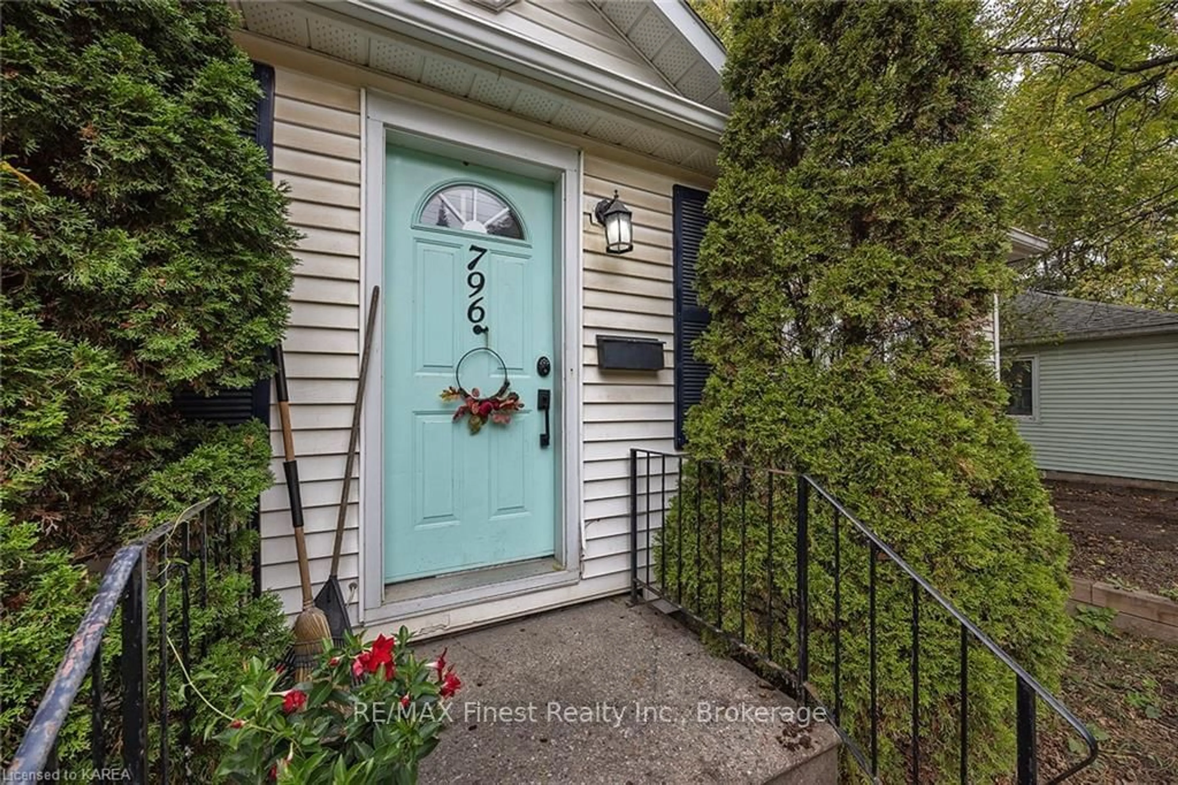 Indoor entryway, wood floors for 796 PORTSMOUTH Ave, Kingston Ontario K7M 1W7