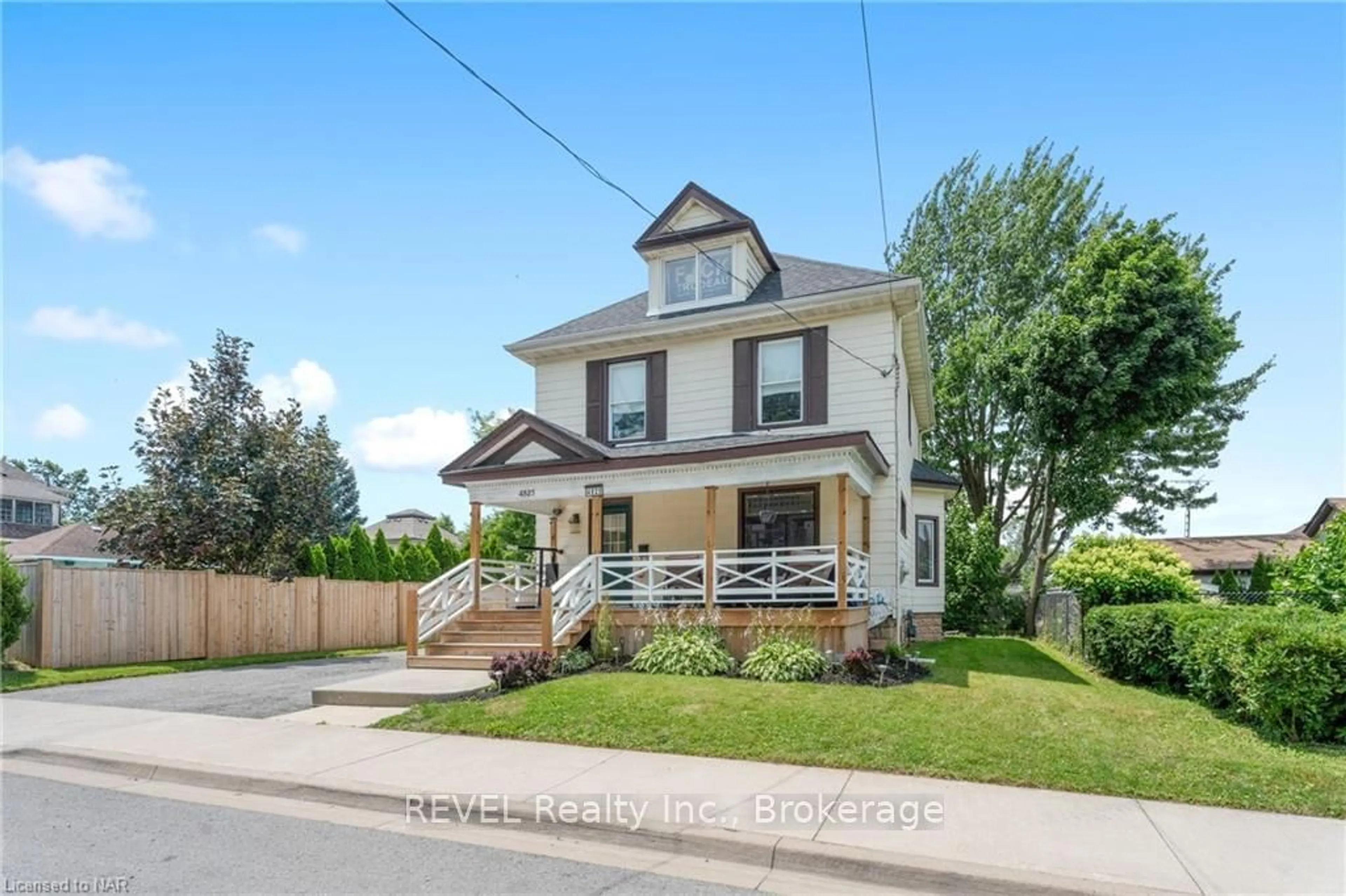 Frontside or backside of a home, cottage for 4825 CRYSLER Ave, Niagara Falls Ontario L2E 3W3