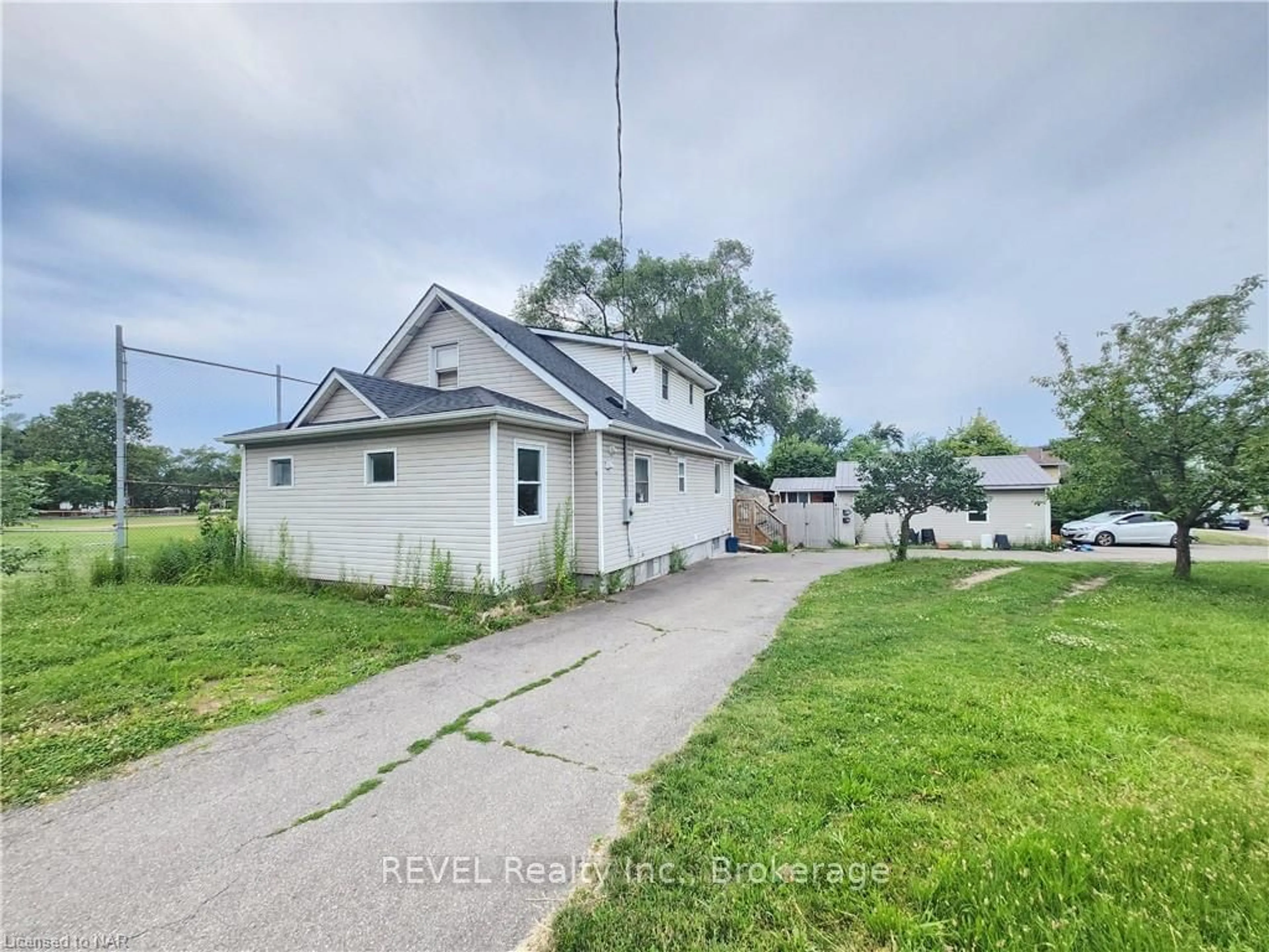 Frontside or backside of a home, the street view for 401 QUEENSTON St, St. Catharines Ontario L2P 2Y1