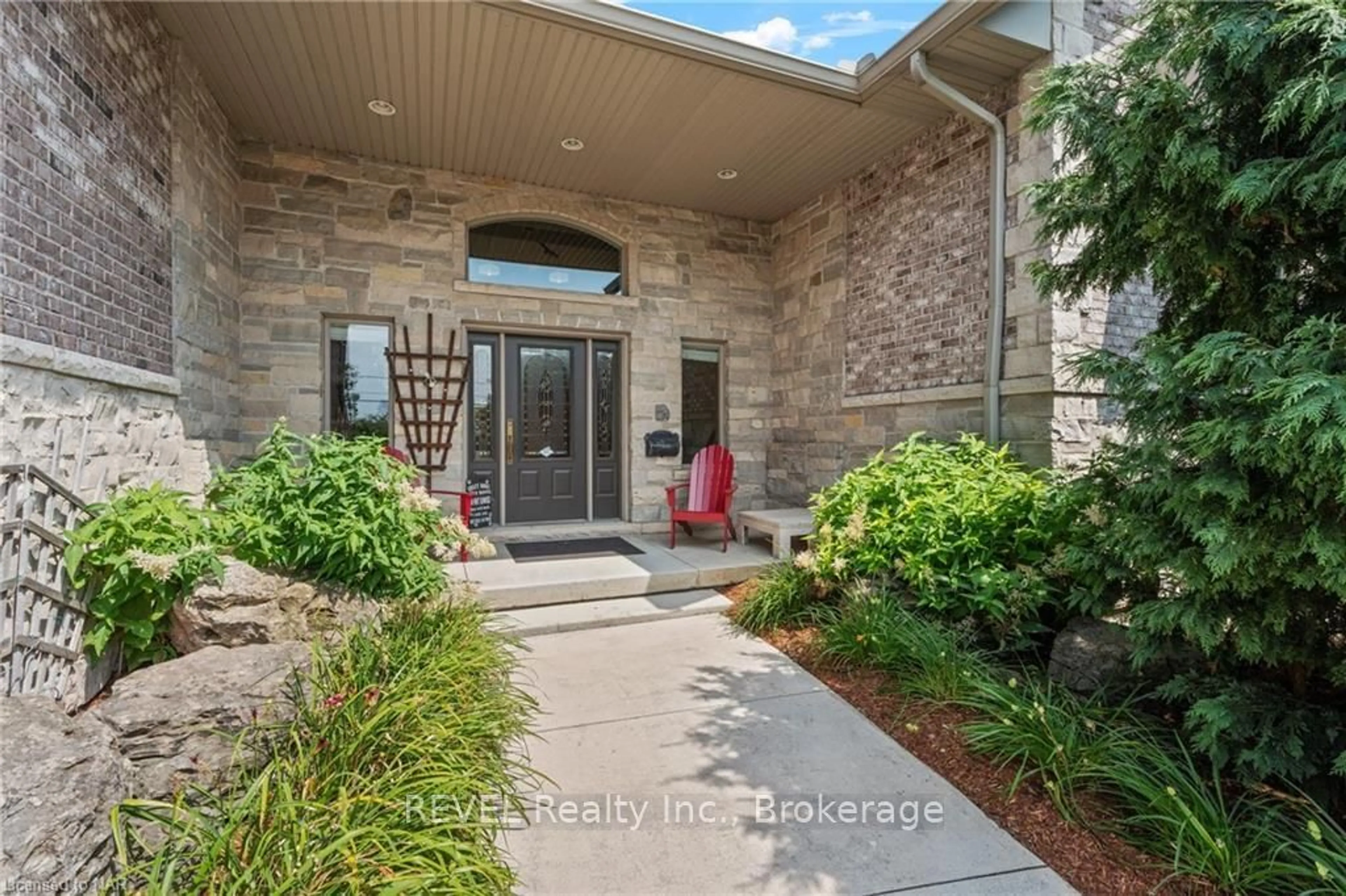 Indoor entryway, cement floor for 26 KINGSWAY St, Welland Ontario L3B 3N8