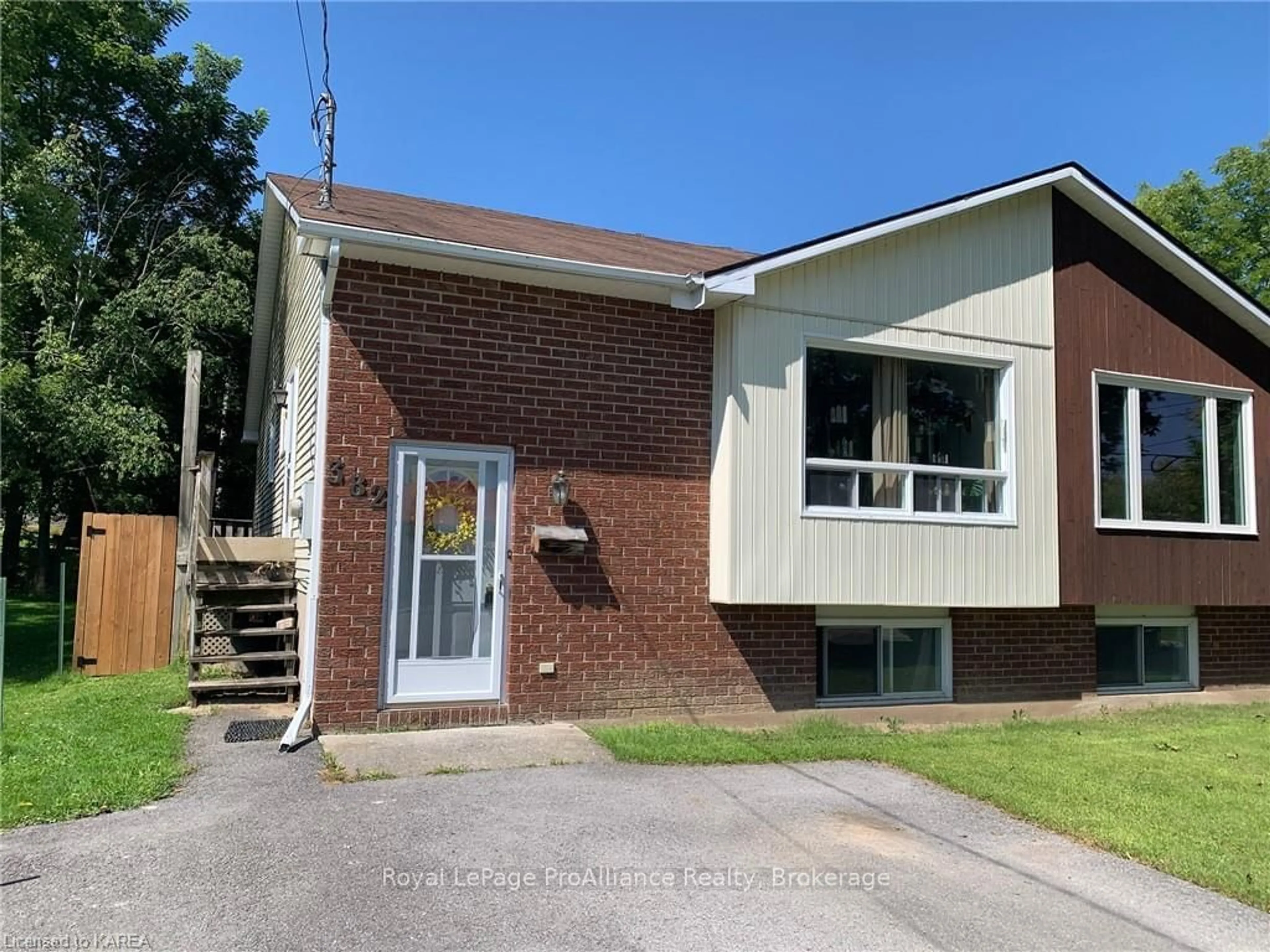 Frontside or backside of a home, the front or back of building for 382 VICTORIA Ave, Gananoque Ontario K7G 2S5