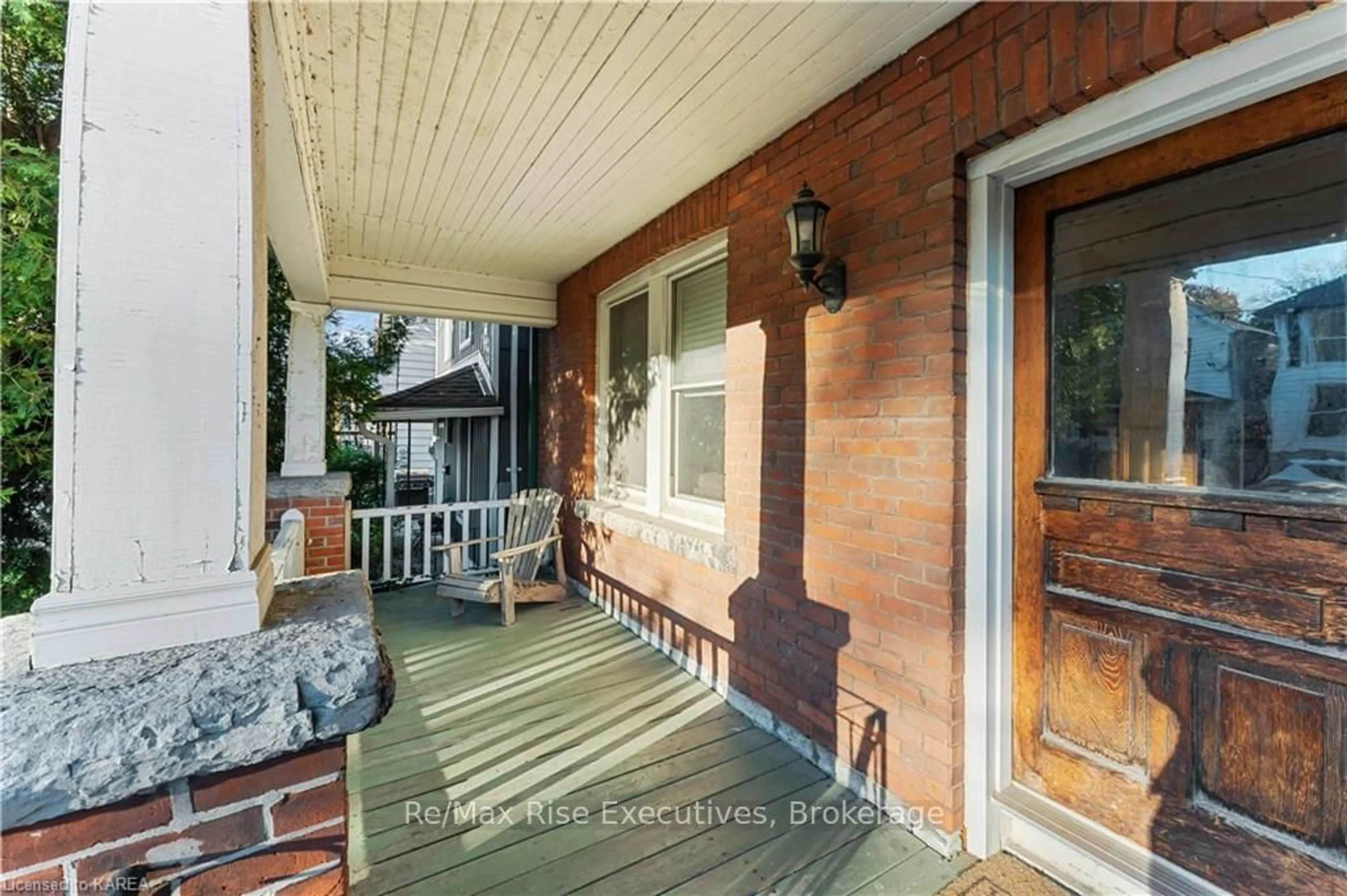 Indoor entryway, wood floors for 539 ALBERT St, Kingston Ontario K7K 4M5