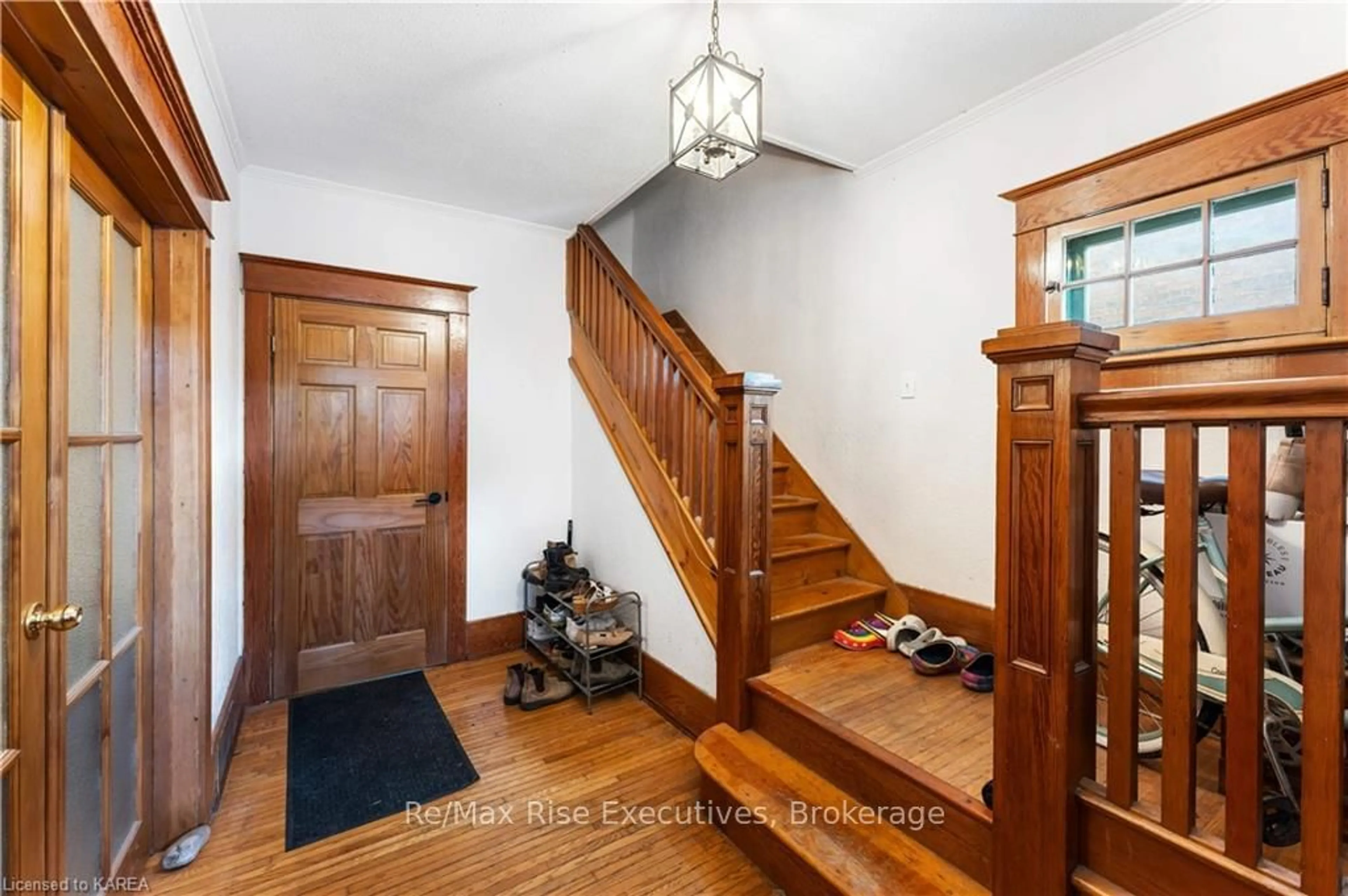 Indoor entryway, wood floors for 539 ALBERT St, Kingston Ontario K7K 4M5