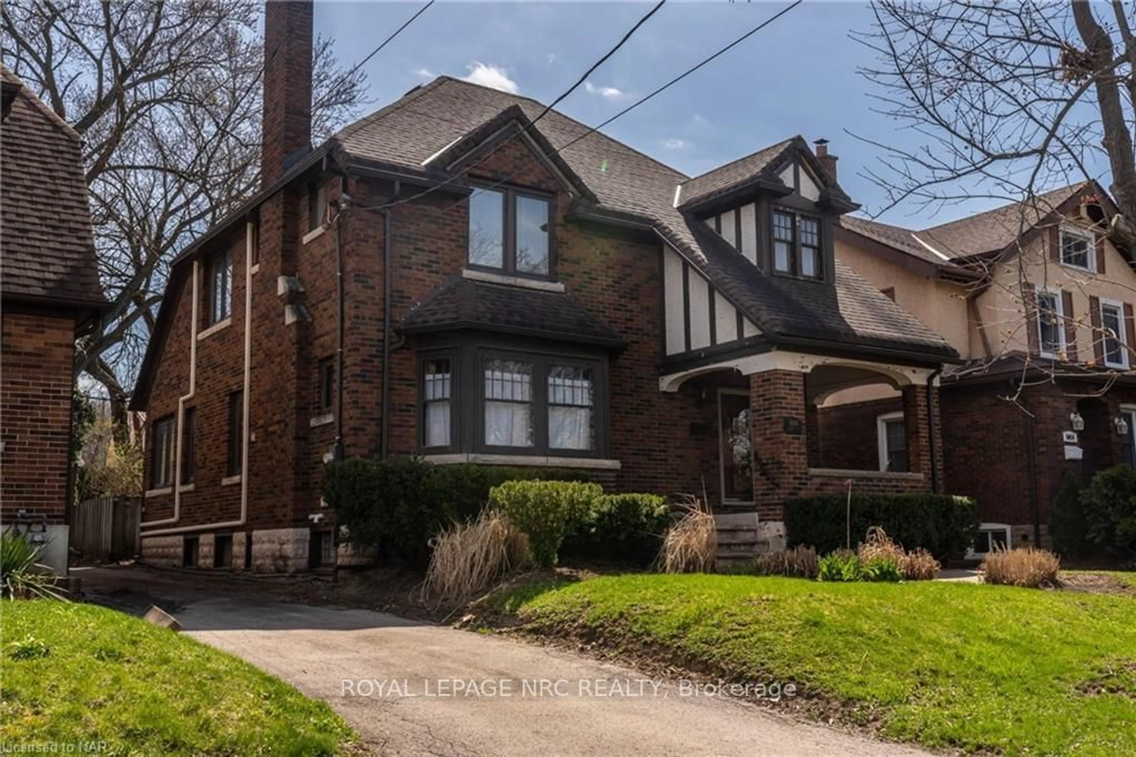 Frontside or backside of a home, the street view for 5008 VALLEY Way, Niagara Falls Ontario L2E 1W7