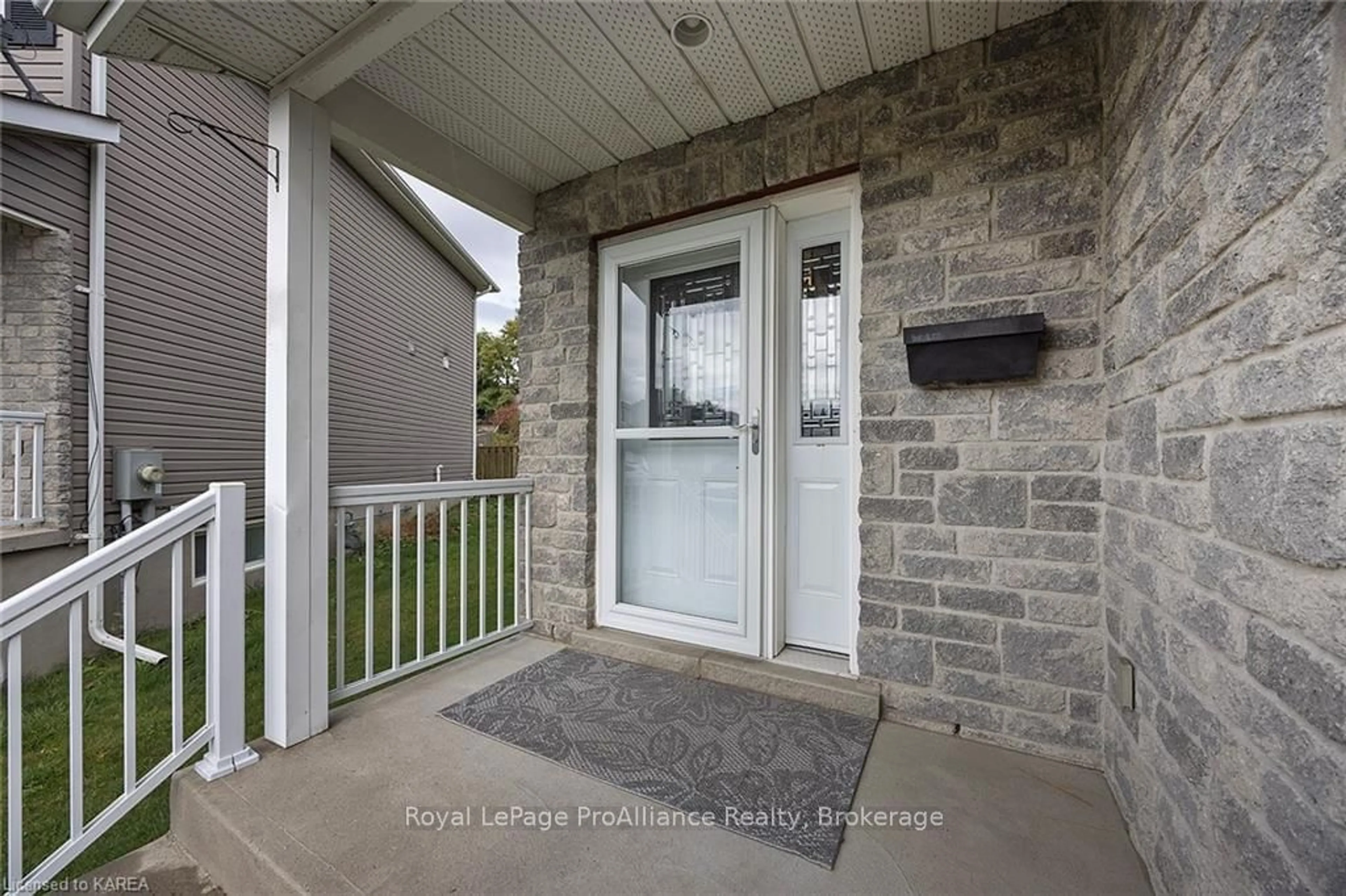 Indoor entryway, cement floor for 27 KARLEE Crt, Kingston Ontario K7K 0C5