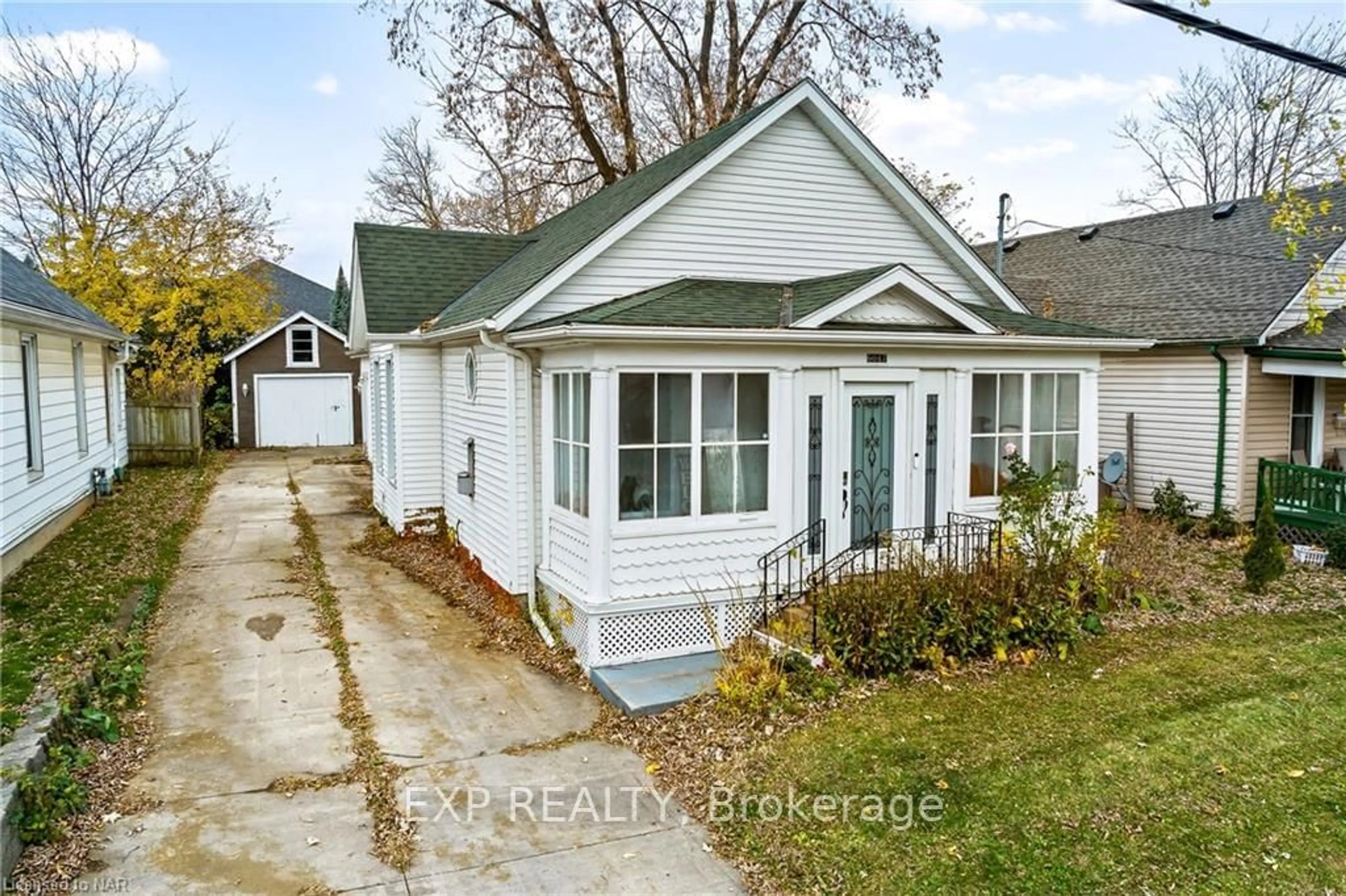 Frontside or backside of a home, cottage for 6047 ROSS St, Niagara Falls Ontario L2G 4C2