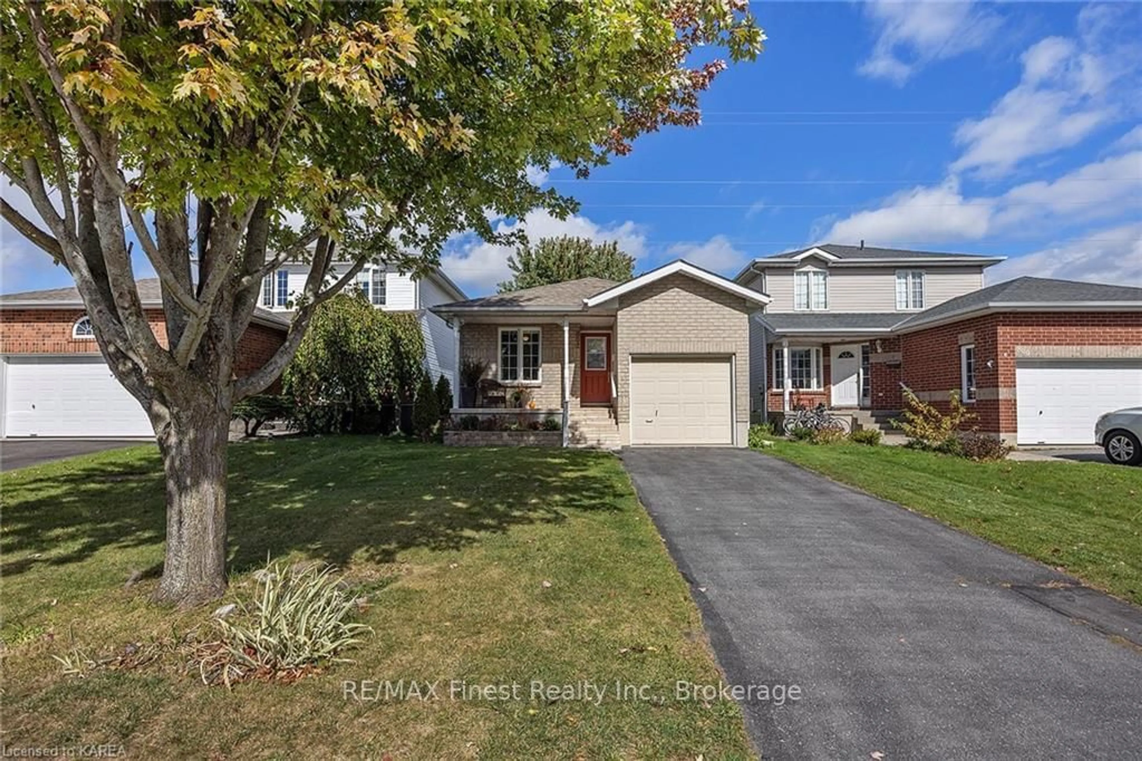 Frontside or backside of a home, the street view for 802 PEACHWOOD St, Kingston Ontario K7M 3G6